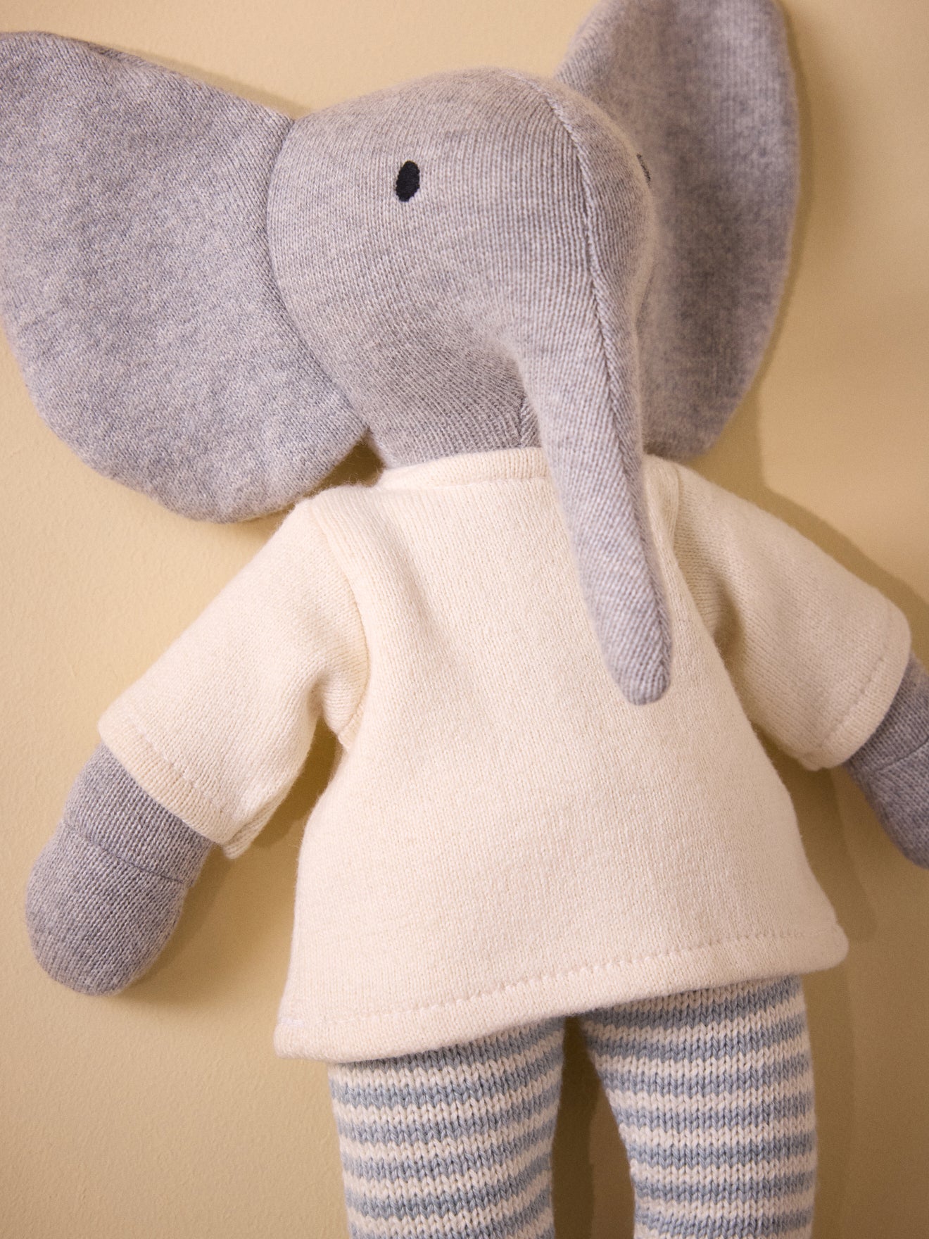 Gestricktes Kuscheltier « Elefant » mit Outfit aus Moosstrick