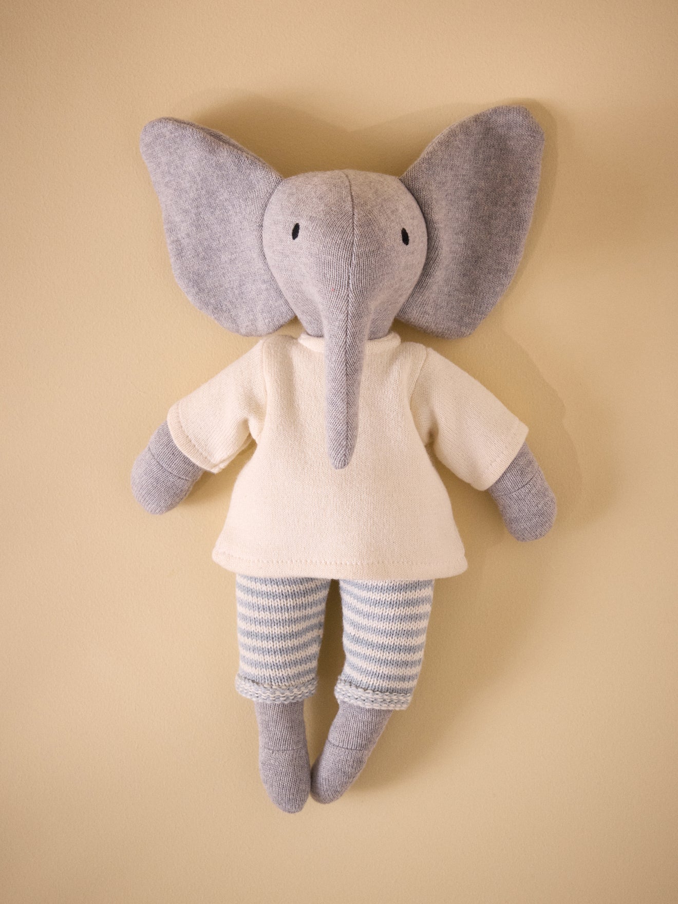 Gestricktes Kuscheltier « Elefant » mit Outfit aus Moosstrick