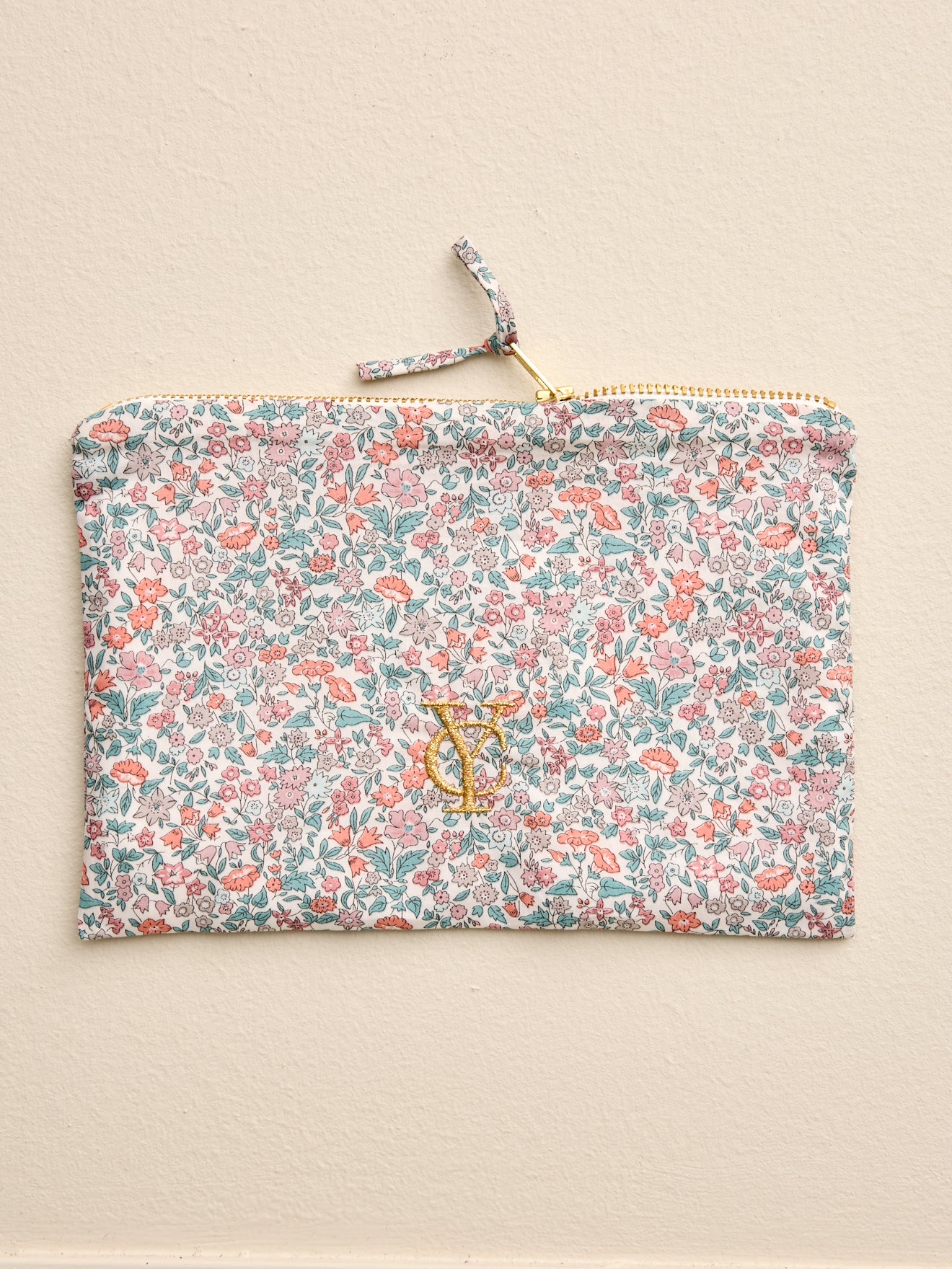 Tasche aus Liberty®-Stoff mit Stickerei – Solidaraktion
