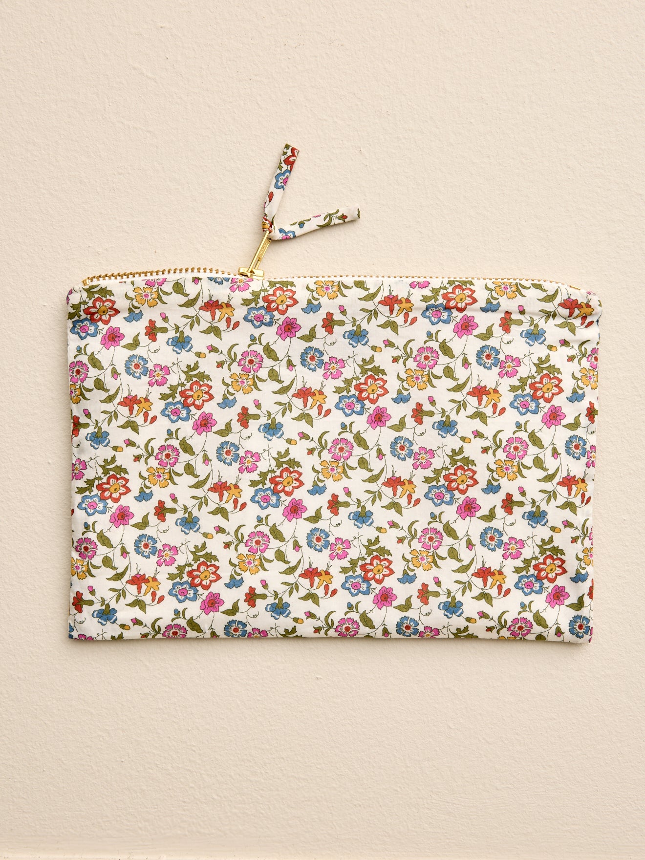 Tasche aus Liberty®-Stoff mit Stickerei – Solidaraktion