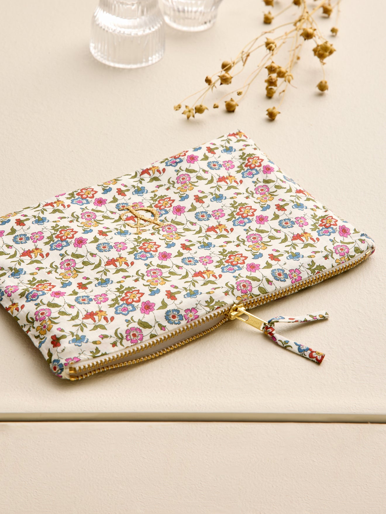 Tasche aus Liberty®-Stoff mit Stickerei – Solidaraktion