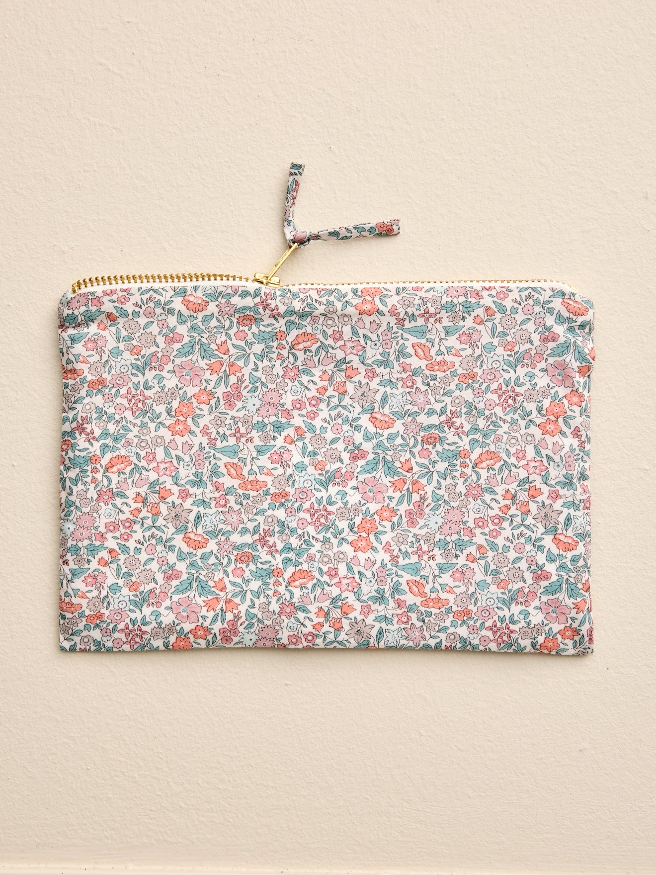 Tasche aus Liberty®-Stoff mit Stickerei – Solidaraktion