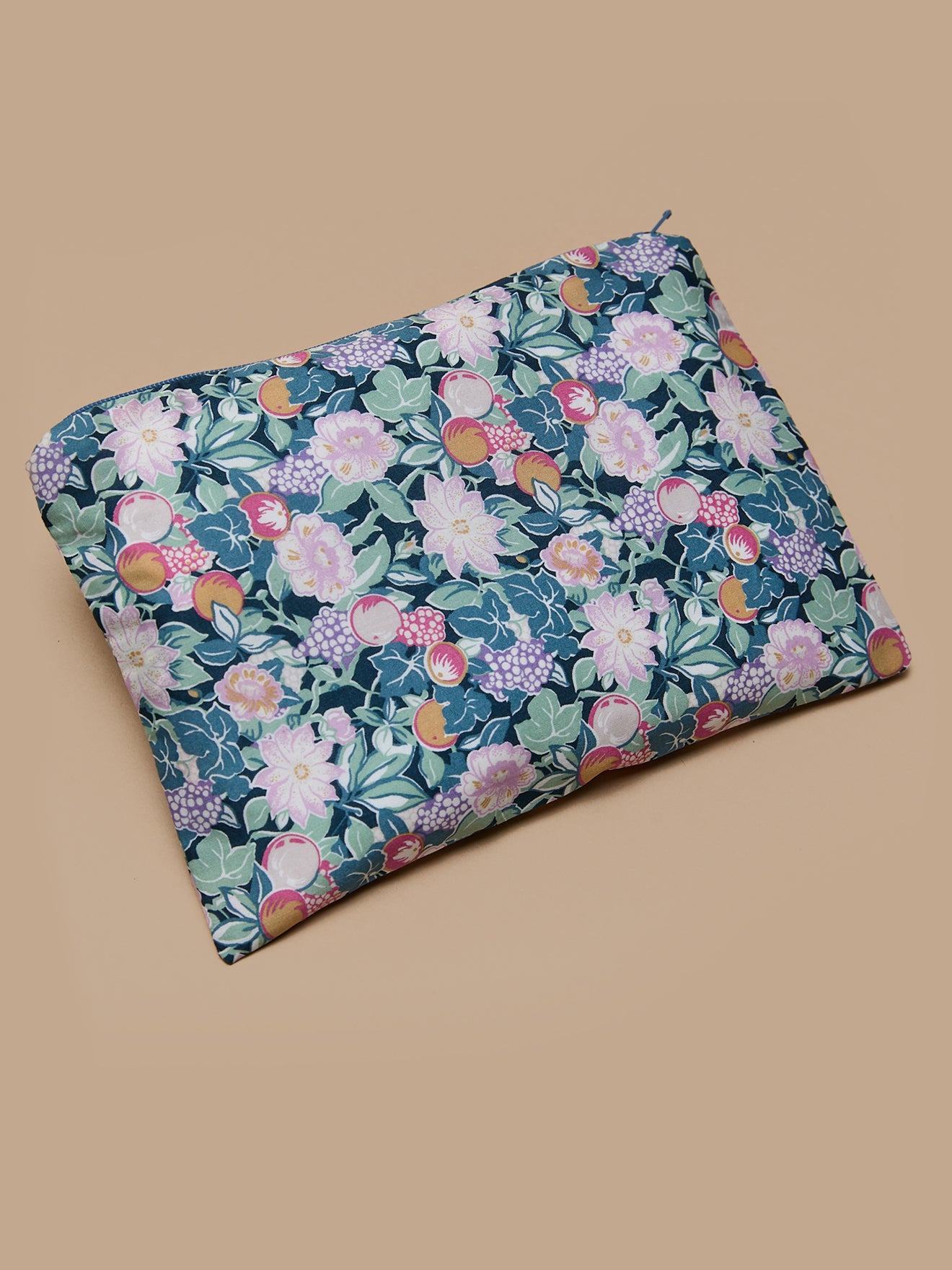 Tasche aus Liberty®-Stoff mit Stickerei – Solidaraktion