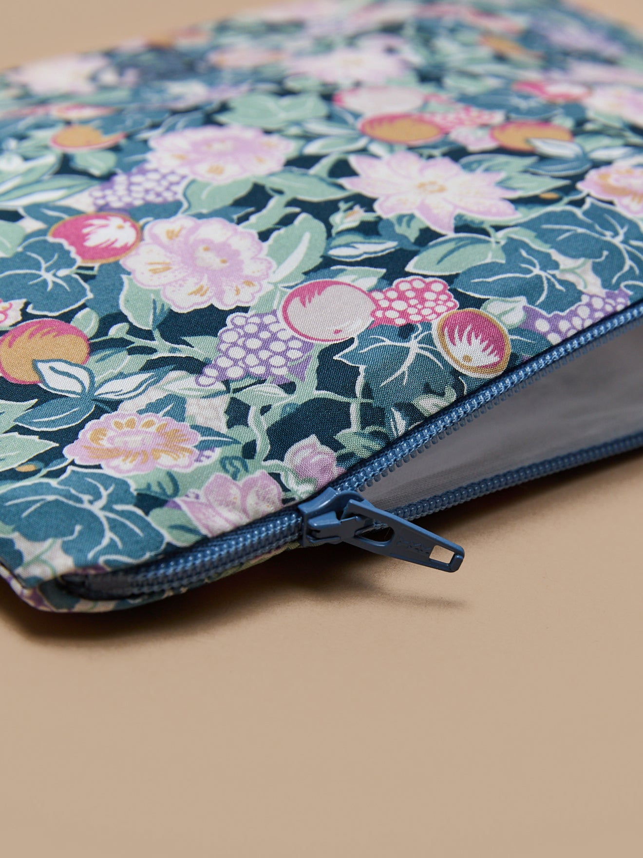 Tasche aus Liberty®-Stoff mit Stickerei – Solidaraktion
