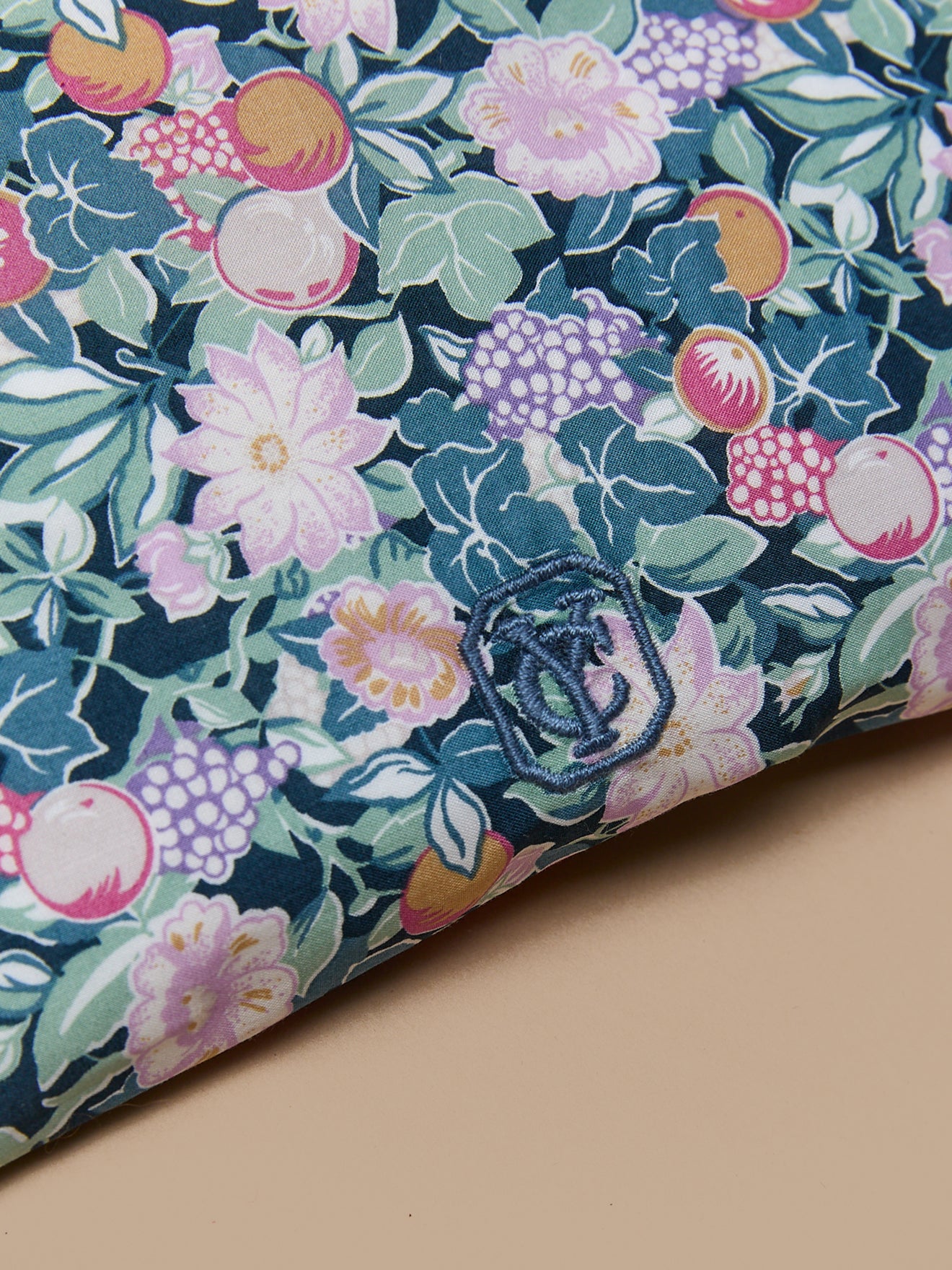 Tasche aus Liberty®-Stoff mit Stickerei – Solidaraktion