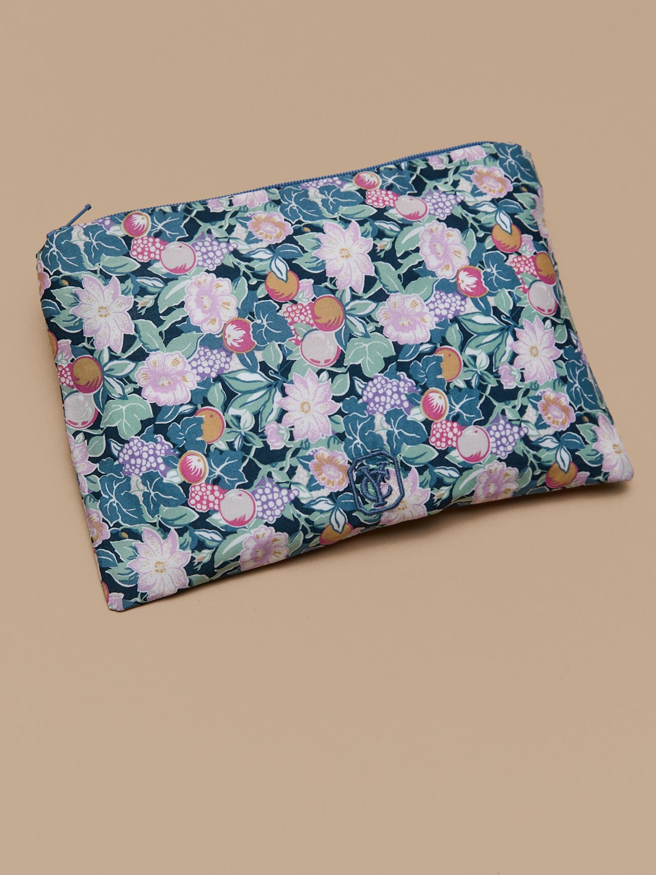 Tasche aus Liberty®-Stoff mit Stickerei – Solidaraktion