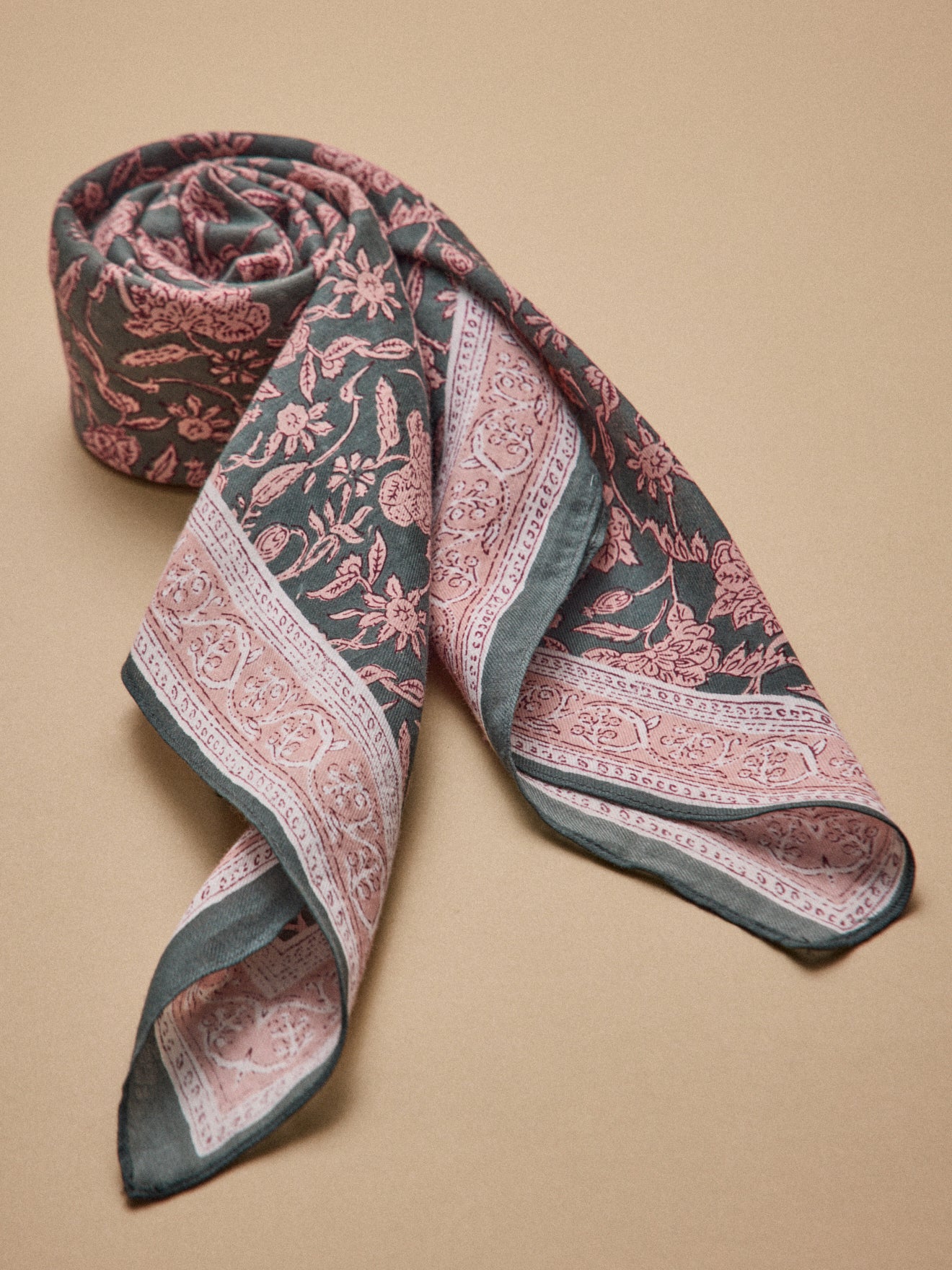 Damen-Schal mit « Gardénia »-Print