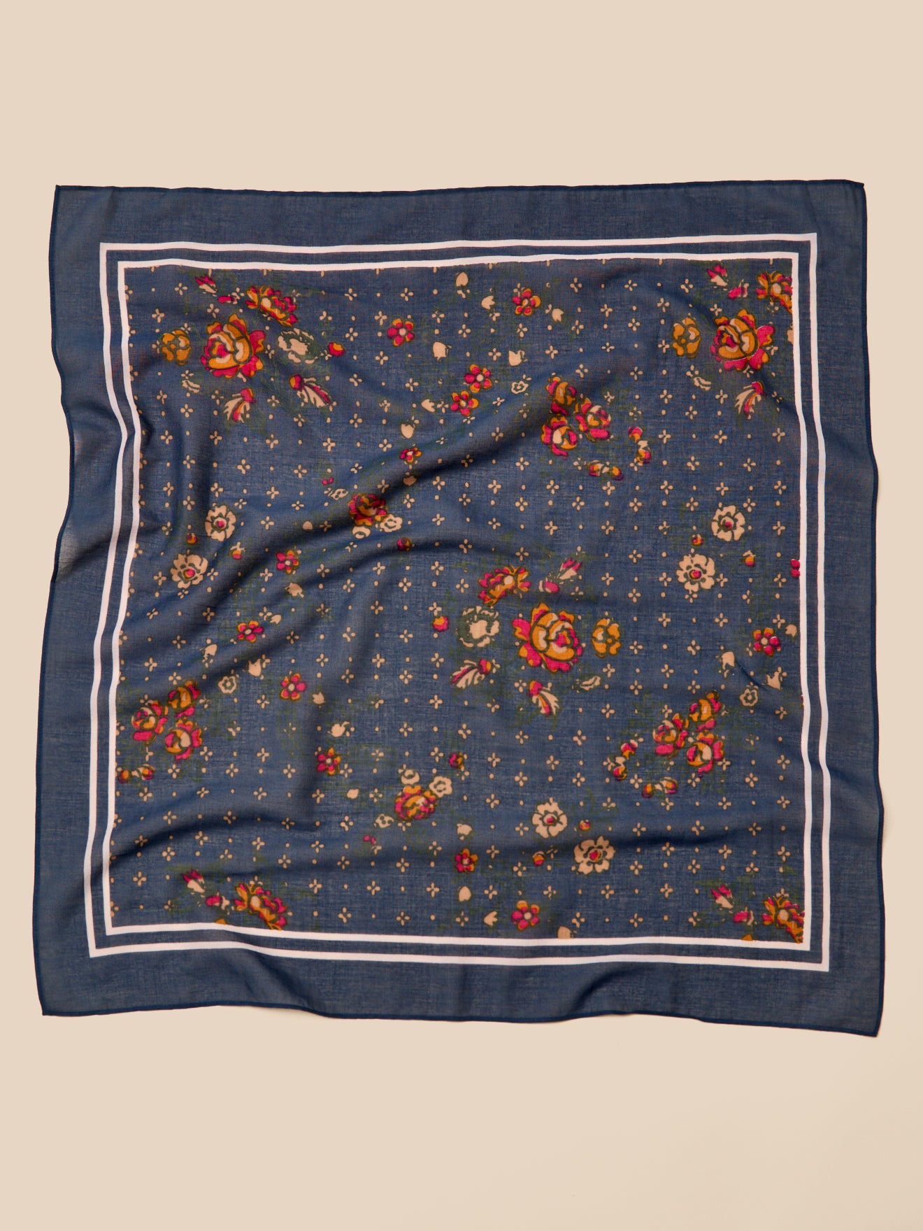 Damenschal mit Blumenmuster
