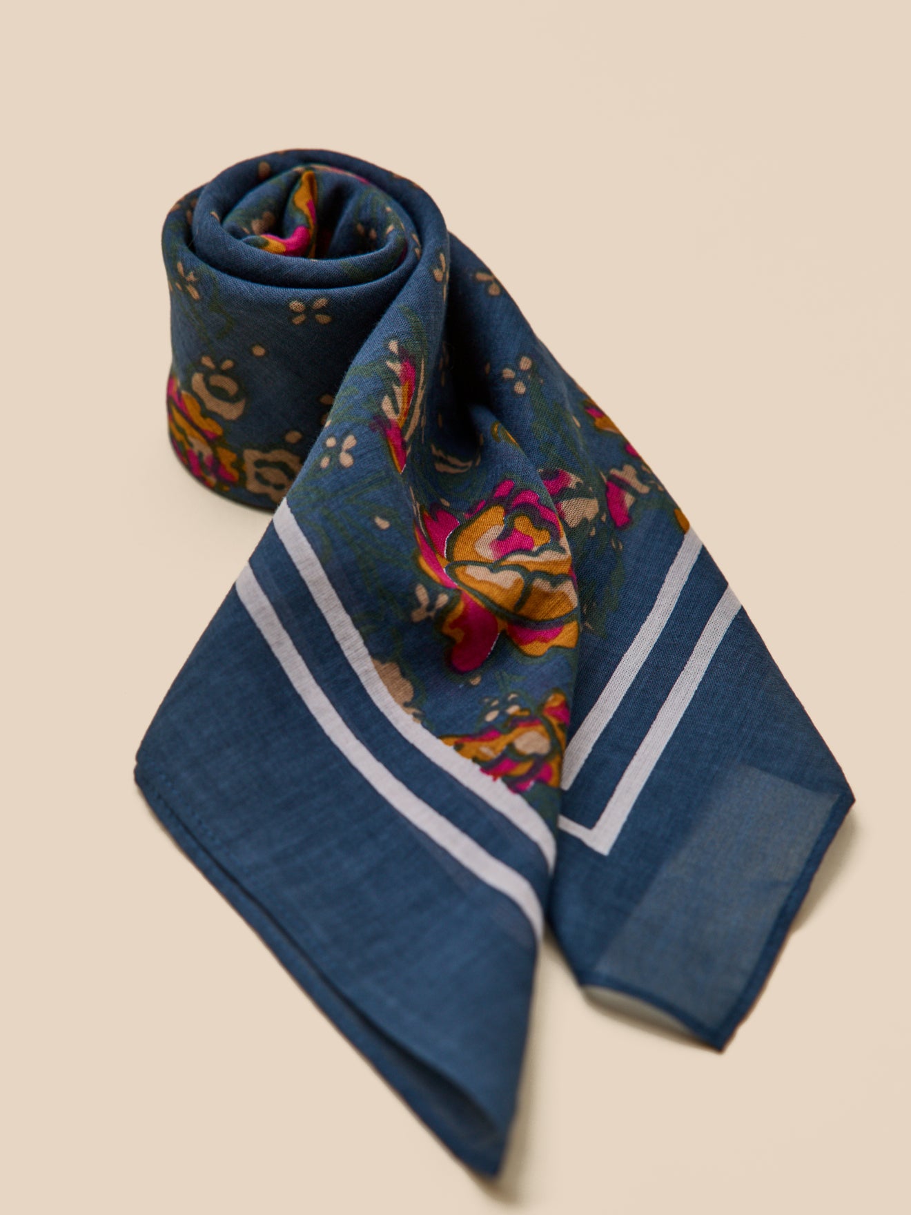 Damenschal mit Blumenmuster