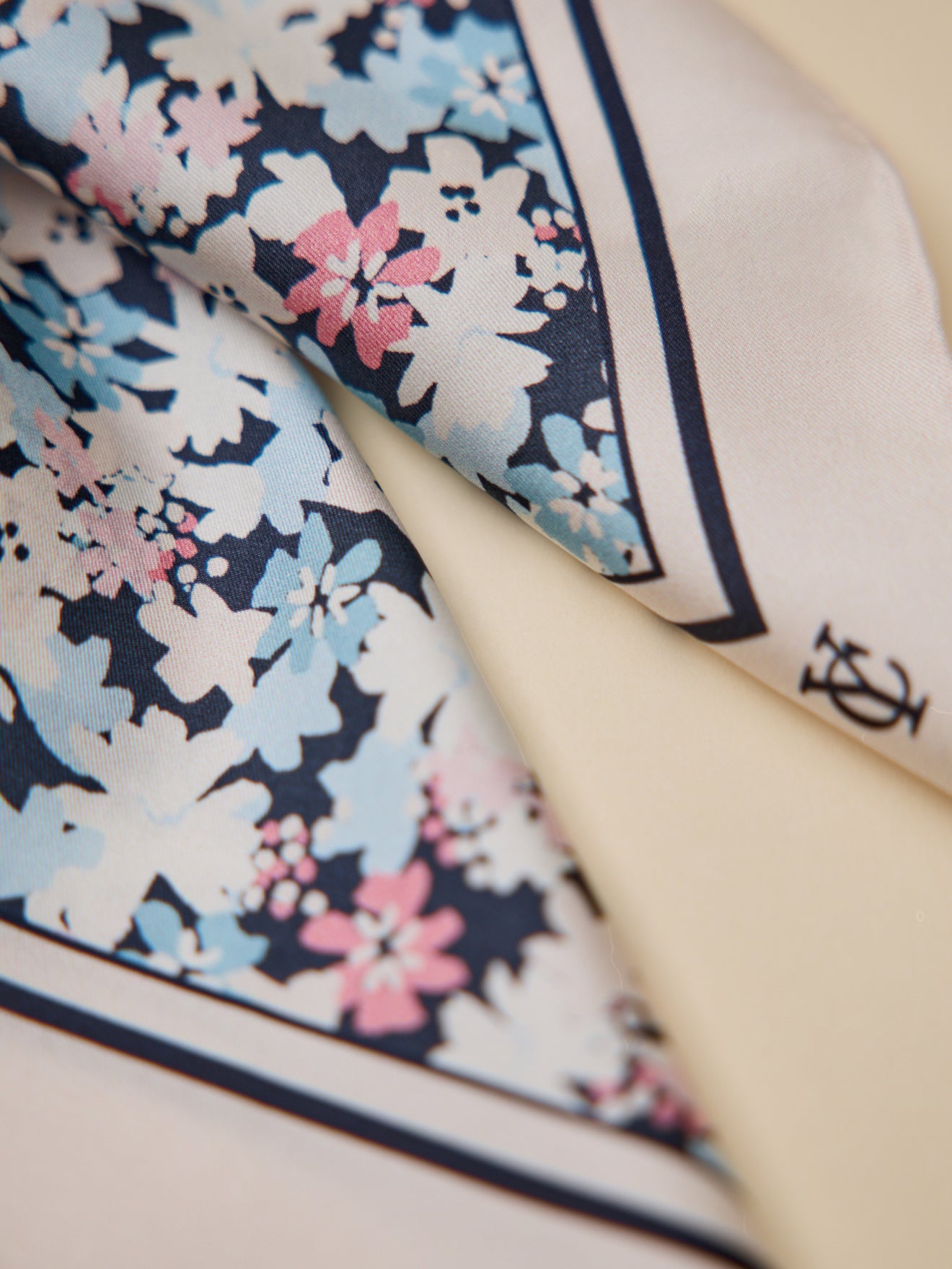 Damenschal aus Seide mit Druckmuster « Fleurs Pop »