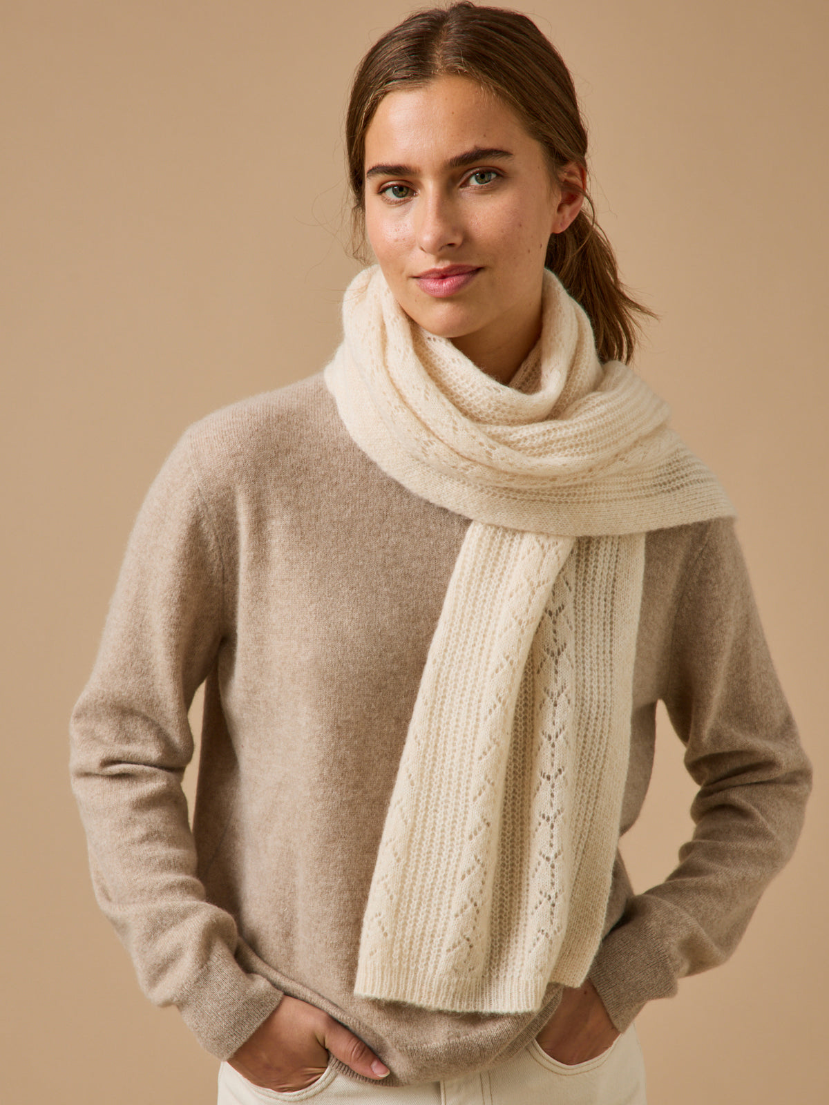 Damen-Wollschal mit Ajour-Muster
