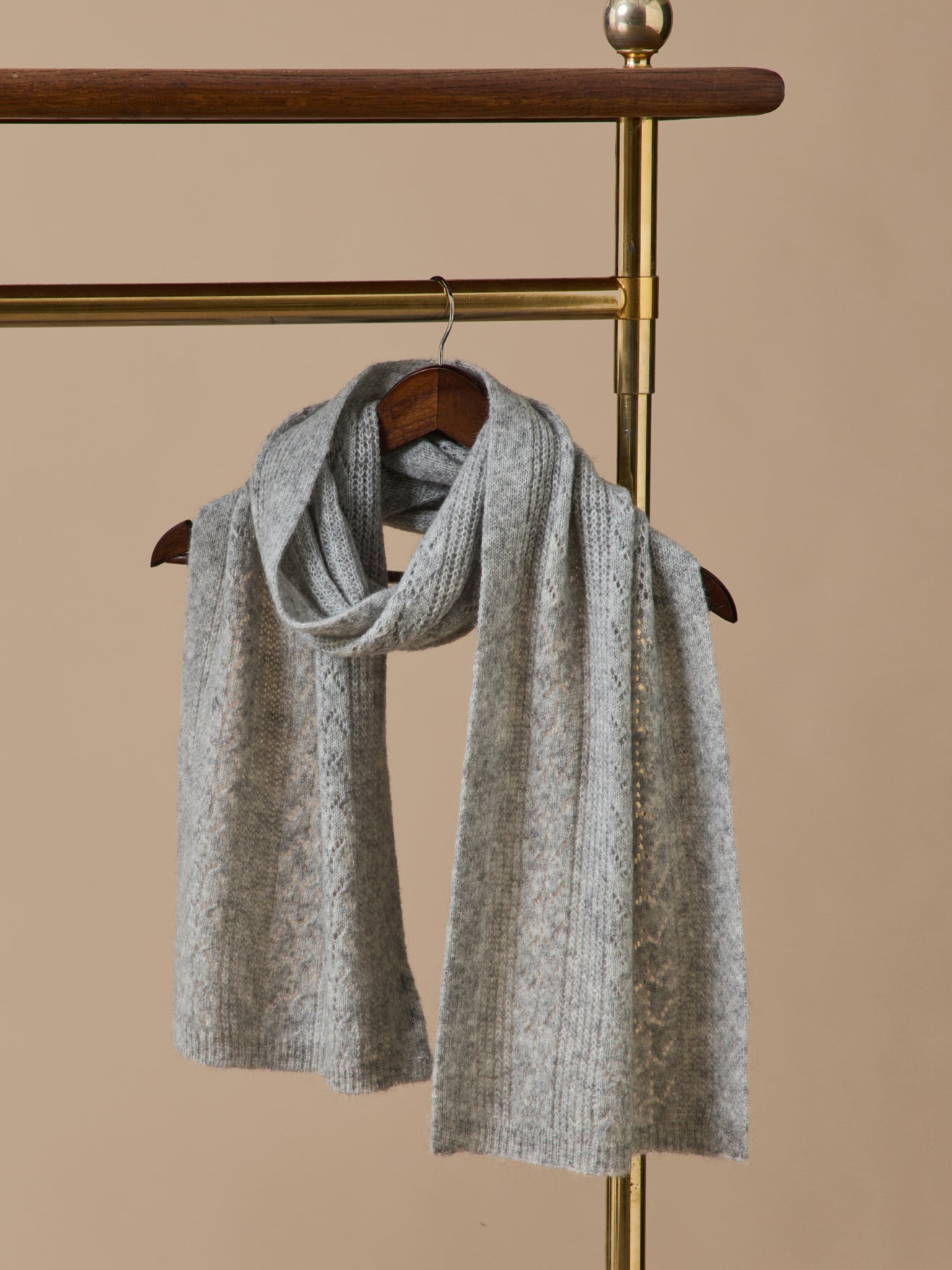 Damen-Wollschal mit Ajour-Muster