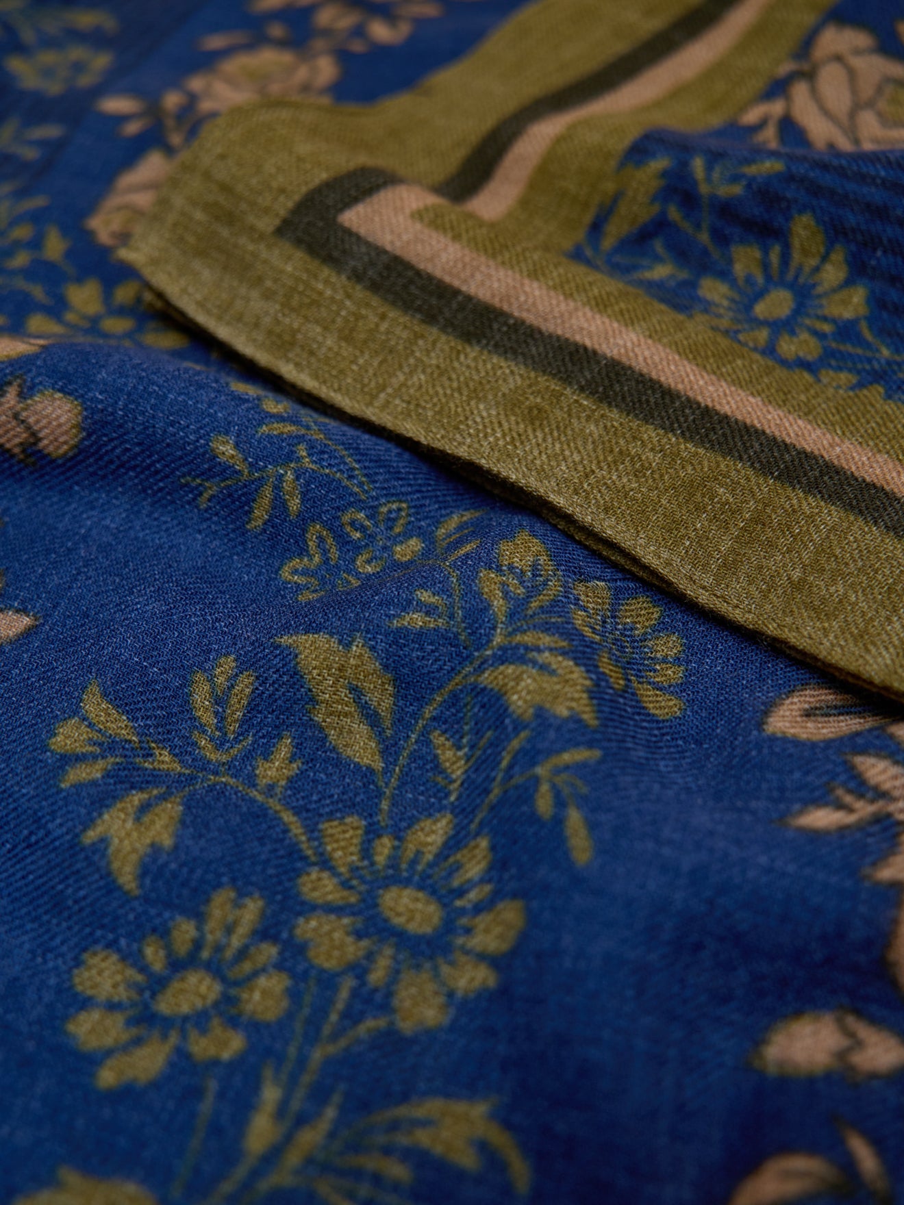 Damentuch aus Wolle mit Blumenprint