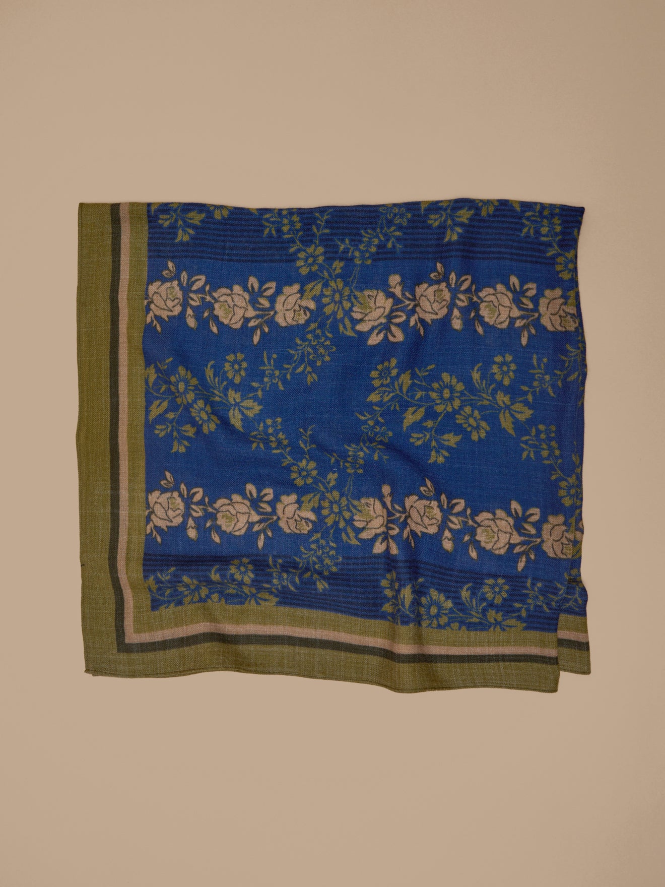 Damentuch aus Wolle mit Blumenprint