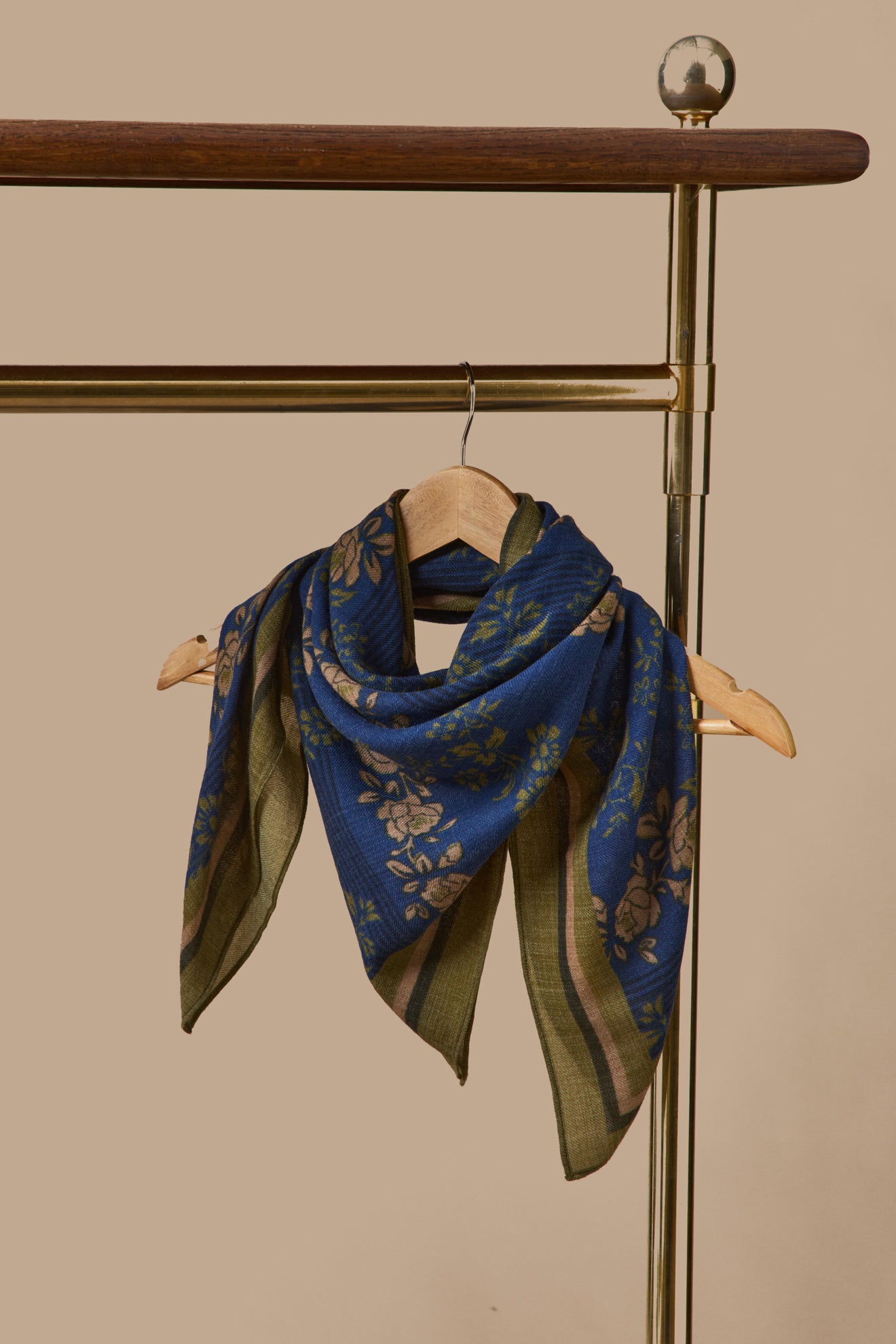 Damentuch aus Wolle mit Blumenprint