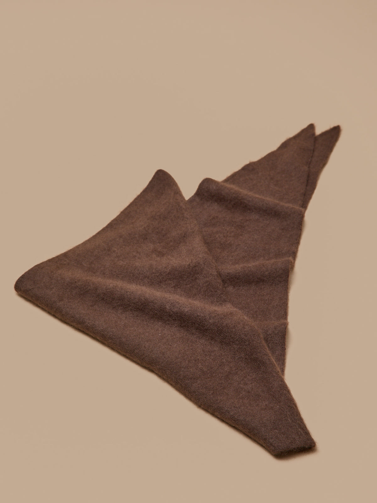 Damen-Dreiecksschal aus angerautem Strick