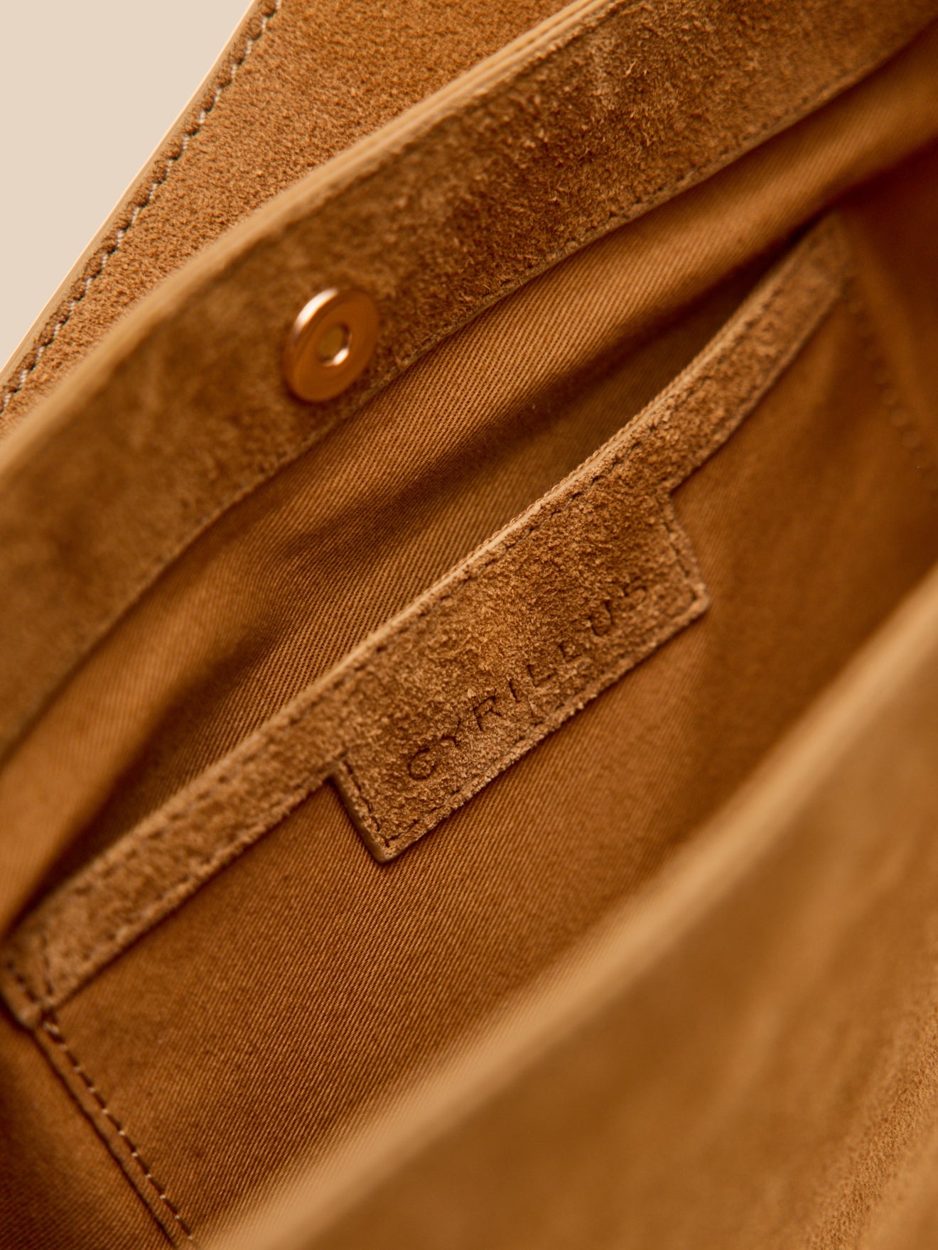 Damen-Umhängetasche aus Veloursleder – Kollektion Lederwaren Cyrillus