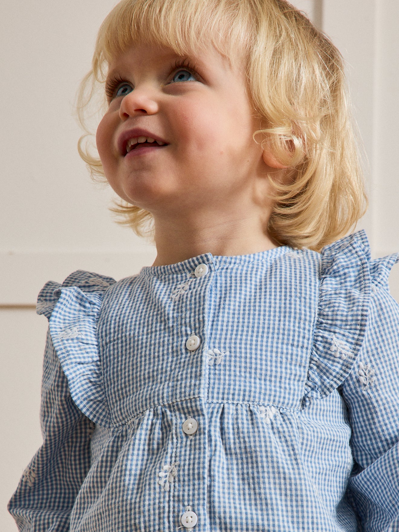 Babybluse mit Vichy-Karos, bestickt