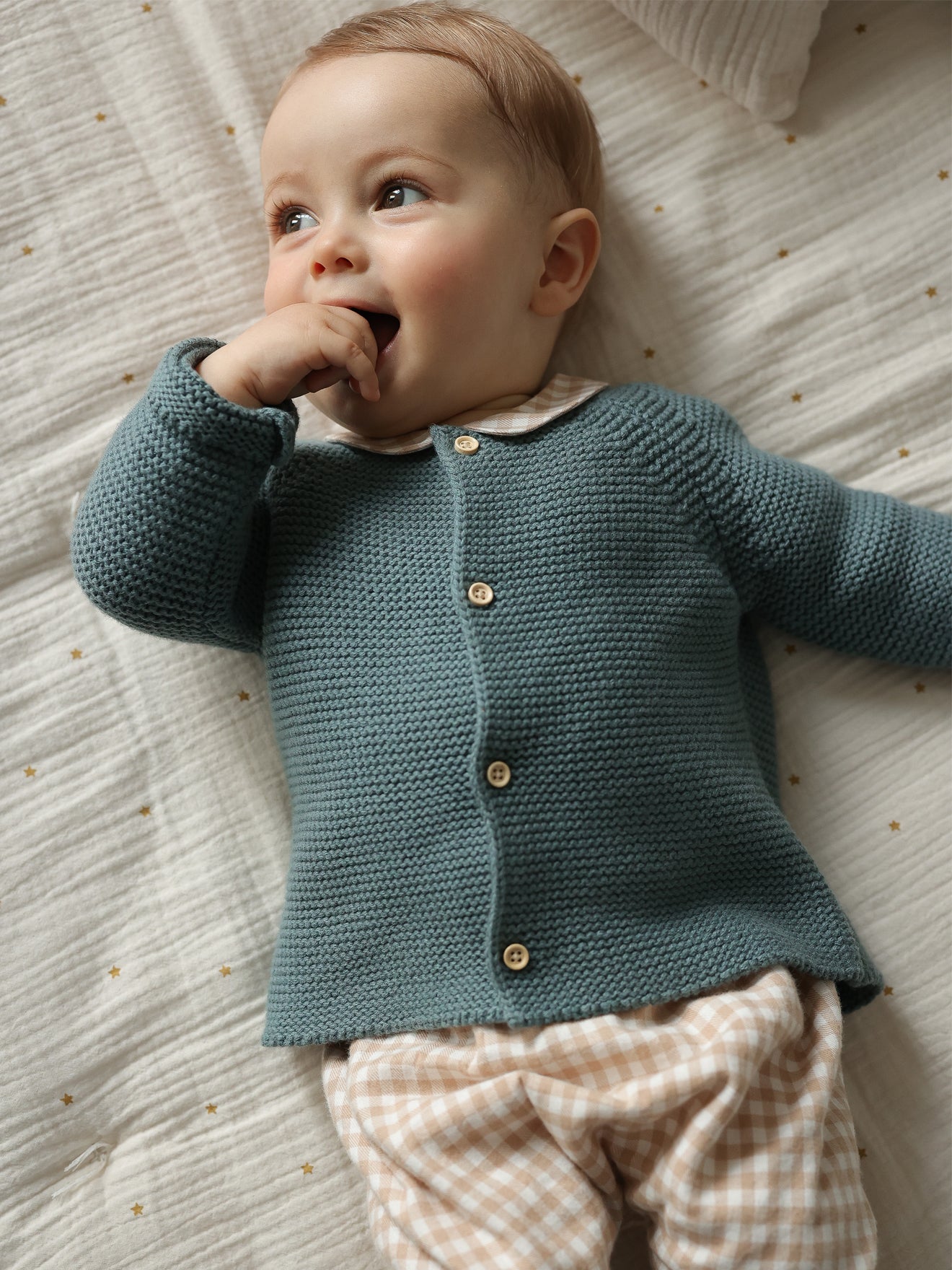 Baby-Strickjacke aus Wolle und Bio-Baumwolle