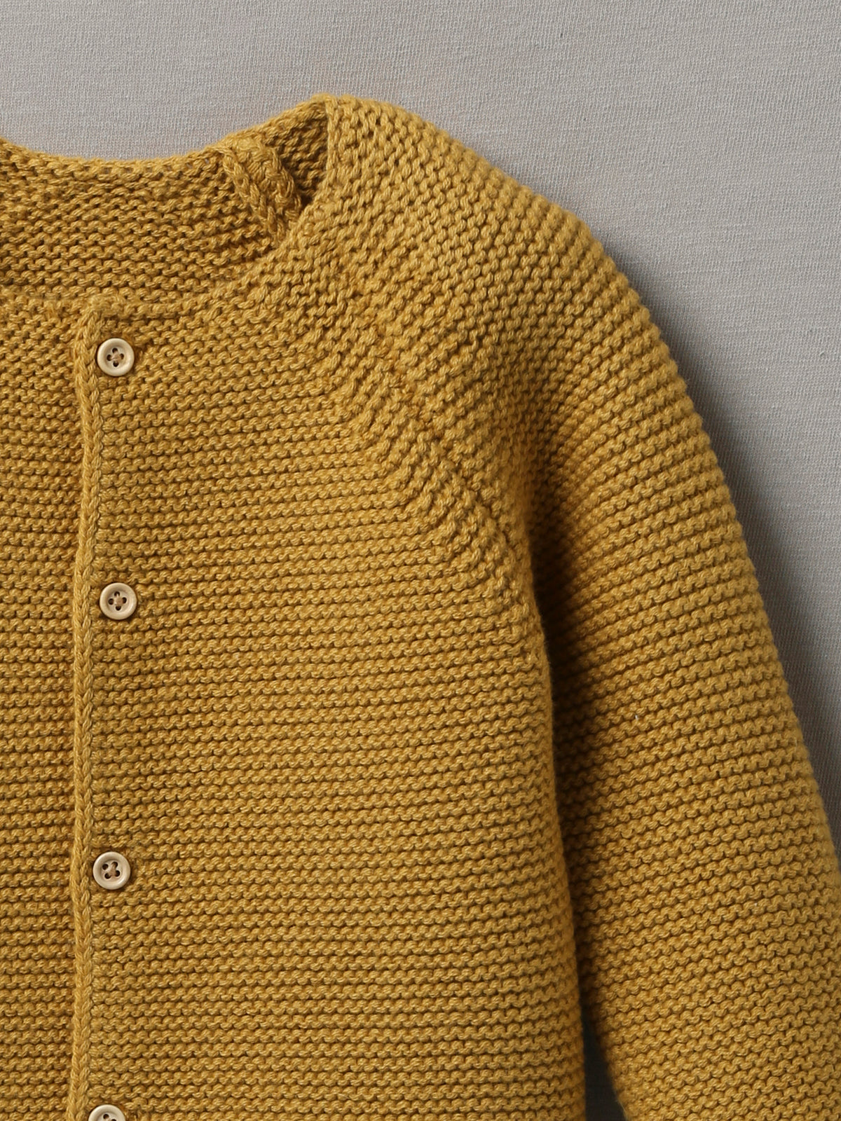 Baby-Strickjacke aus Wolle und Bio-Baumwolle