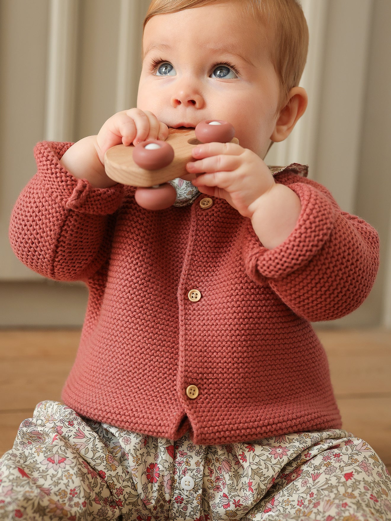 Baby-Strickjacke aus Wolle und Bio-Baumwolle