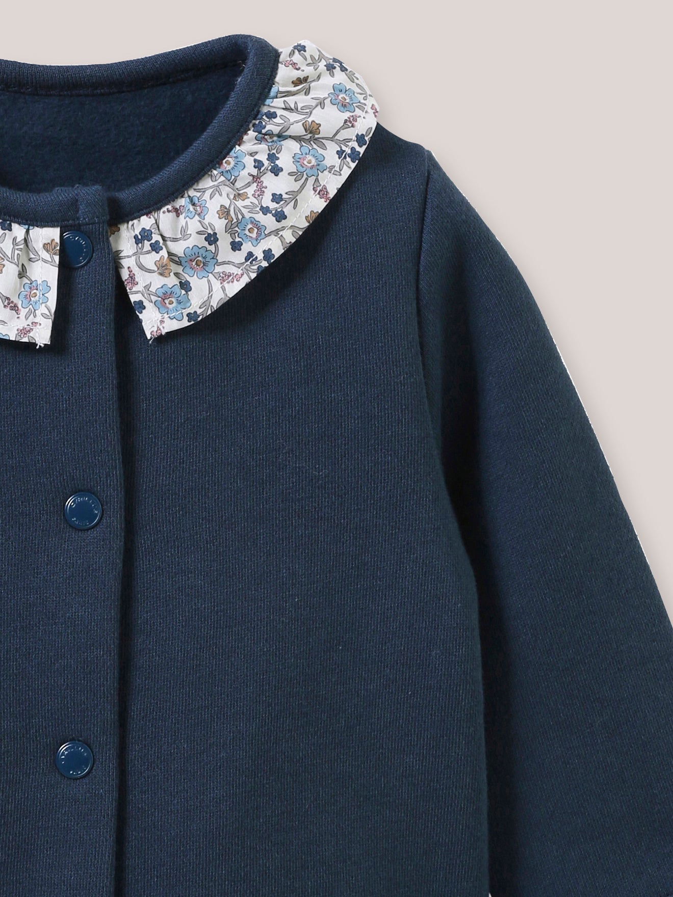 Baby-Cardigan mit Kragen aus Liberty®-Stoff