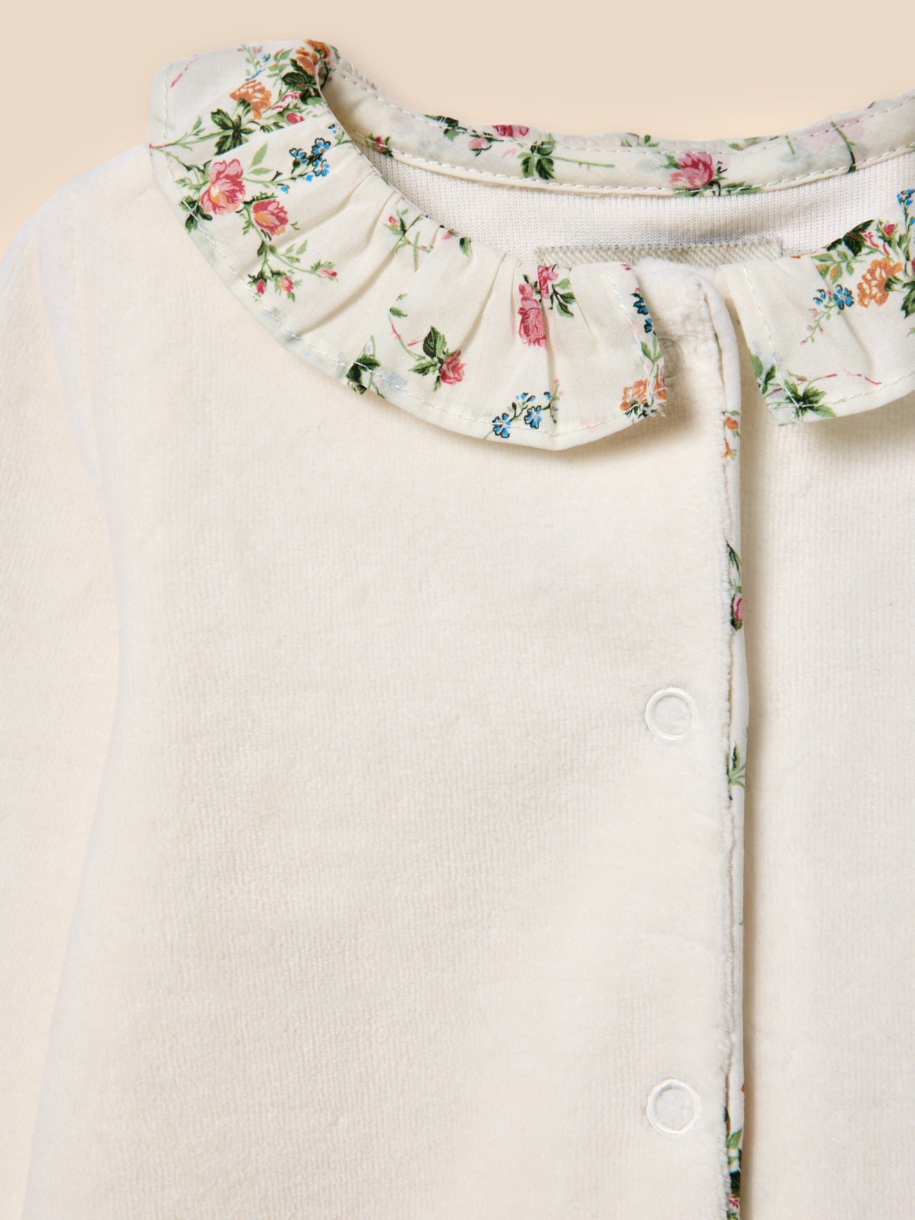 Schlafanzug aus Velours und Liberty-Stoff + Kuscheltier, Baby