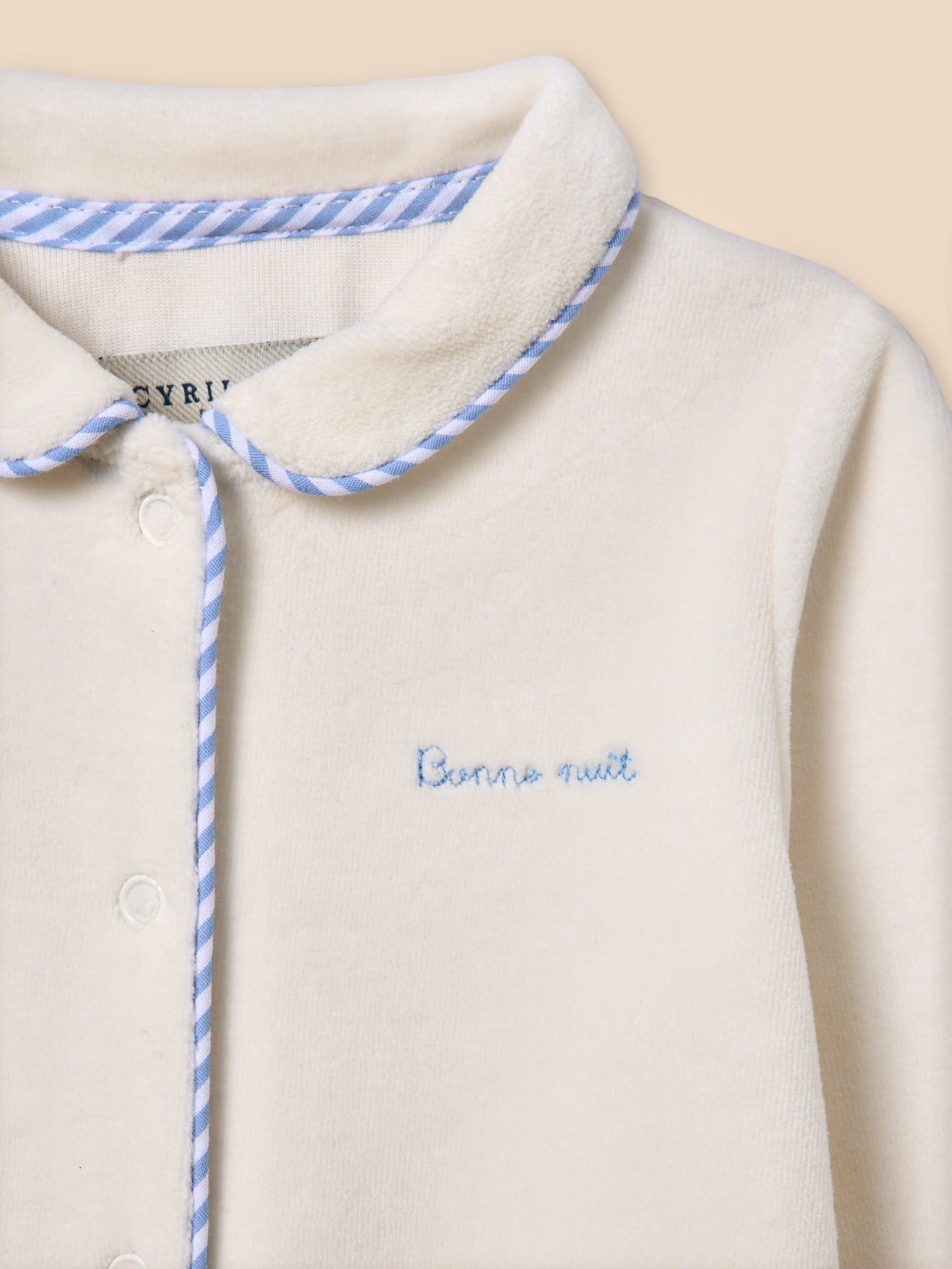 Baby-Schlafanzug aus Velours und Kuscheltier