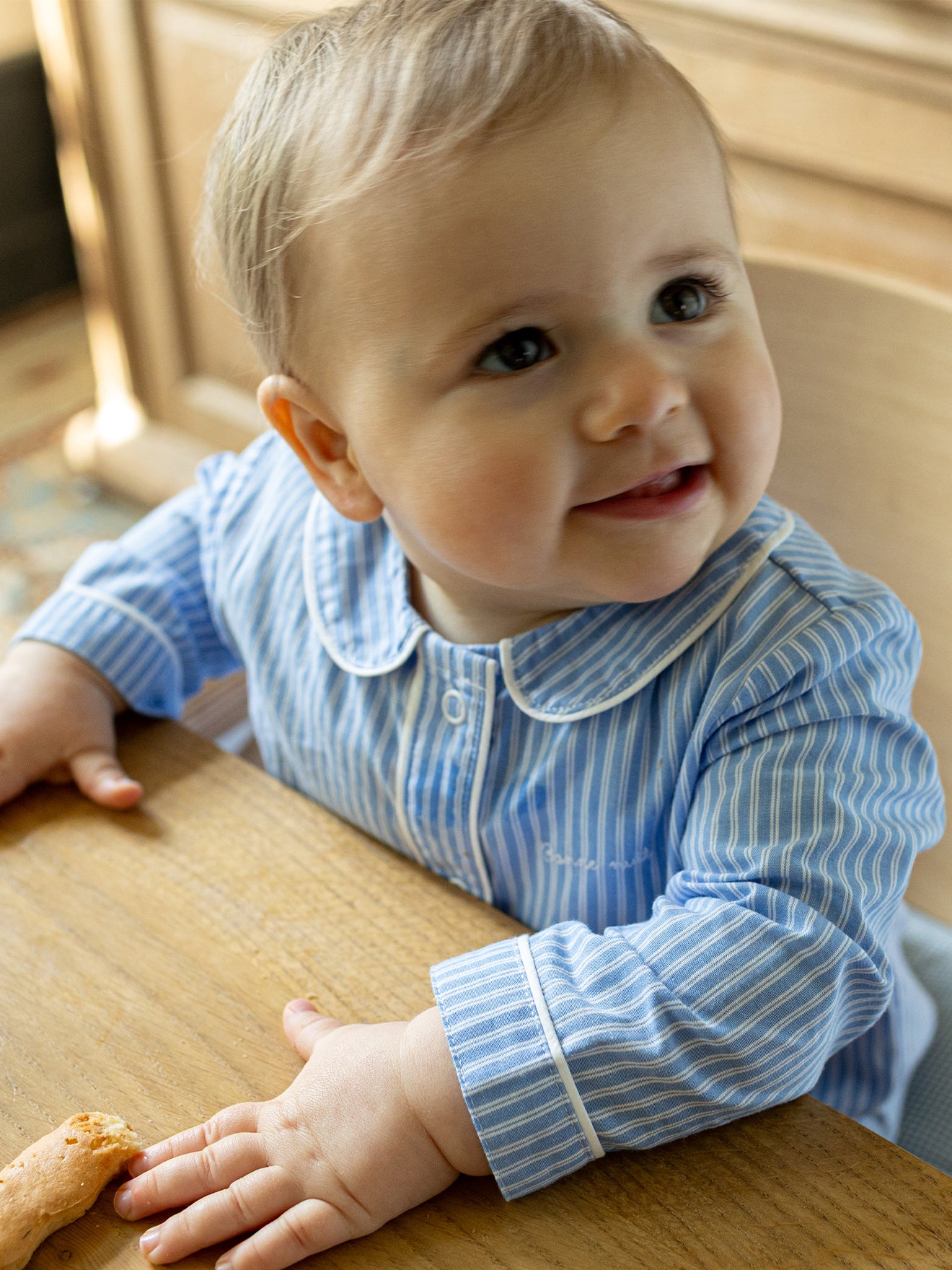 Gestreifter Baby-Schlafanzug