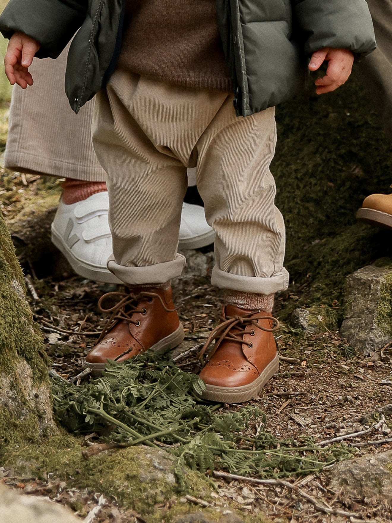 Baby-Schuhe aus Leder mit geblümter Kappe