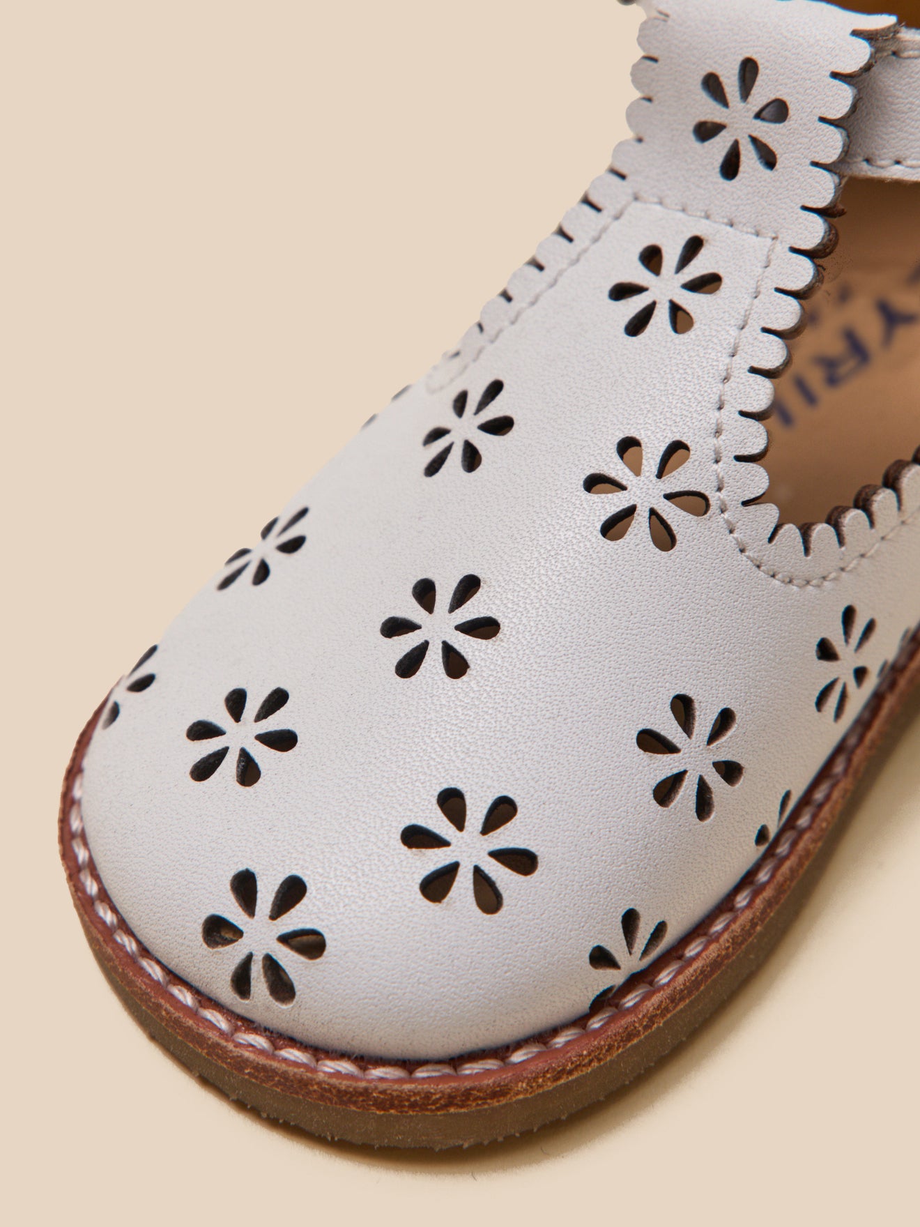 Baby-Salomés aus Leder mit Lochmuster