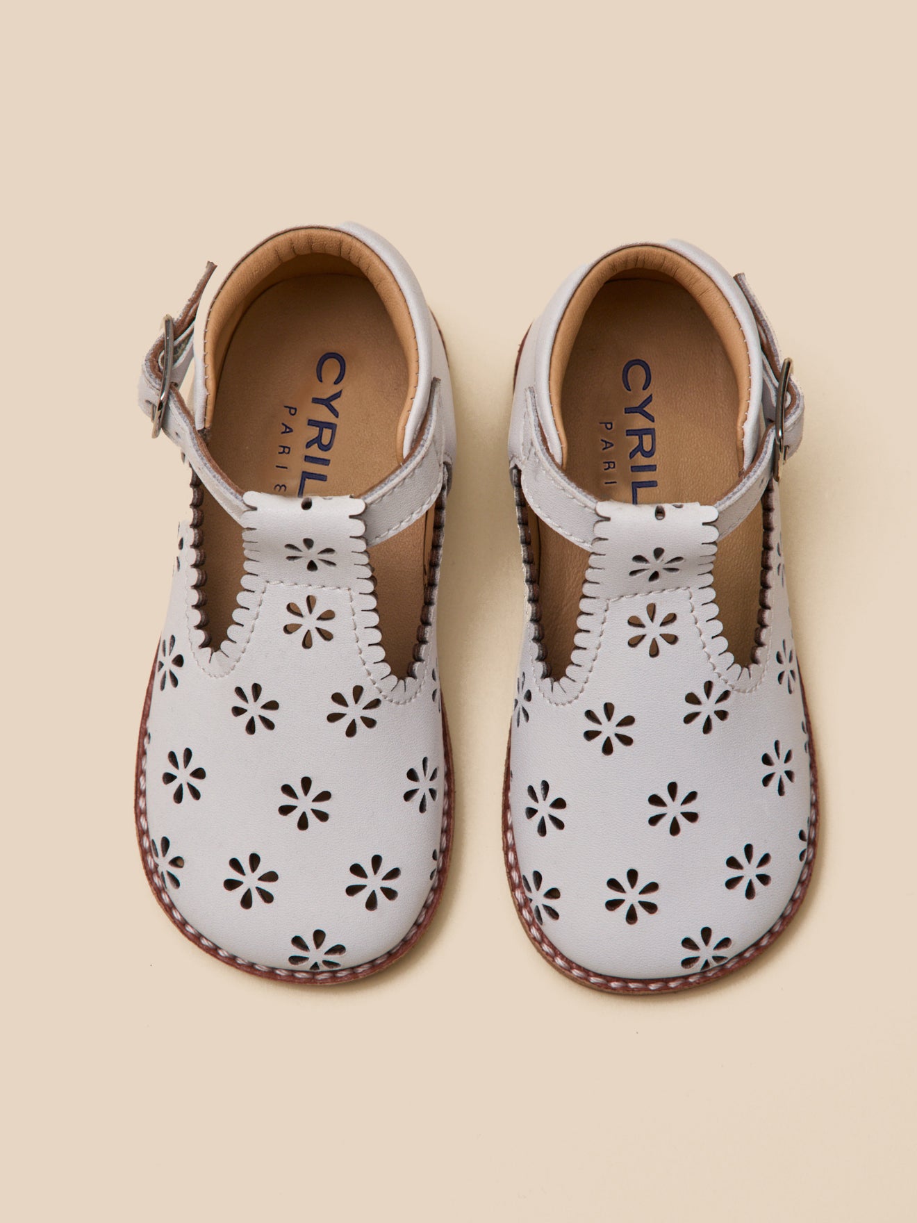 Baby-Salomés aus Leder mit Lochmuster