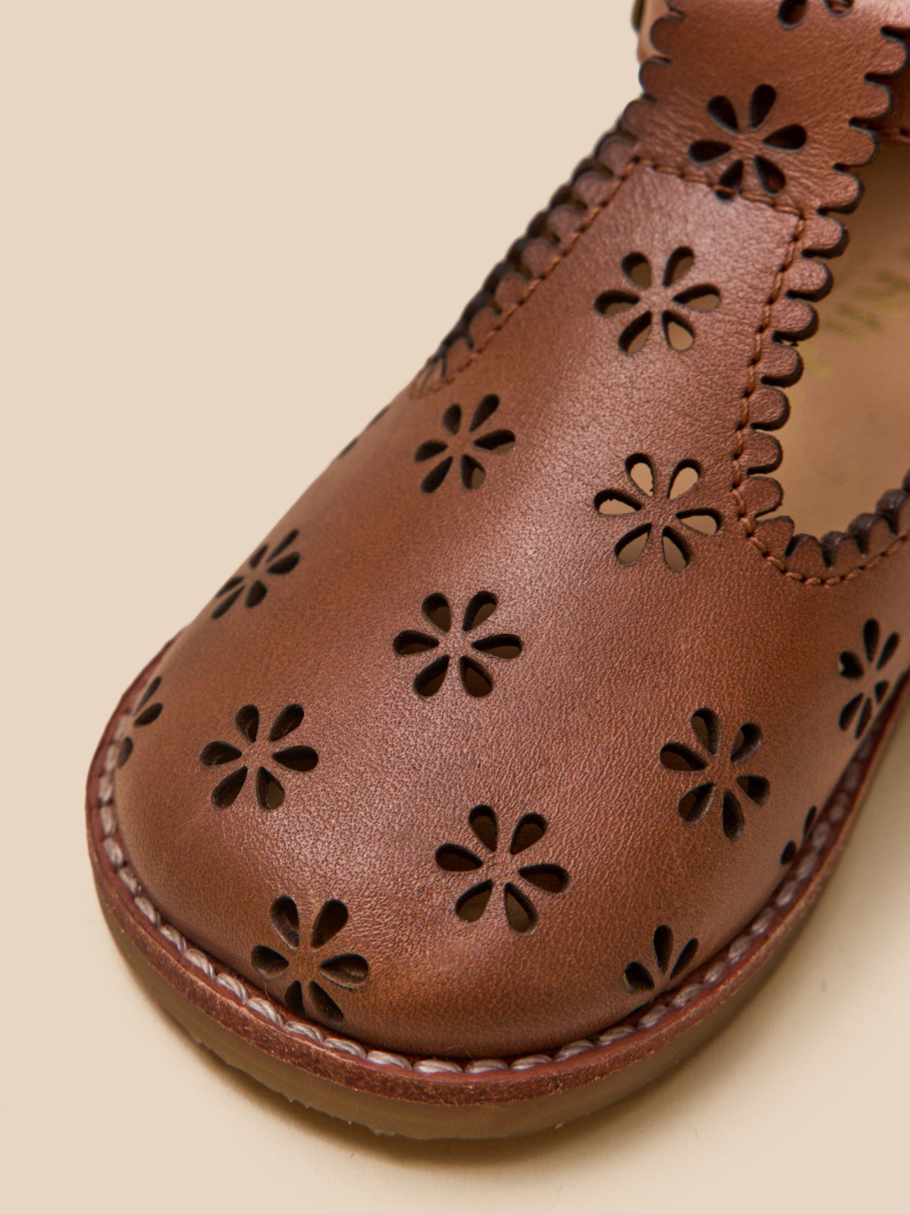 Baby-Salomés aus Leder mit Lochmuster