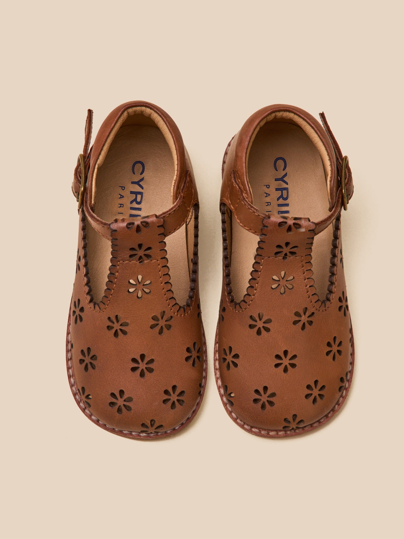 Baby-Salomés aus Leder mit Lochmuster