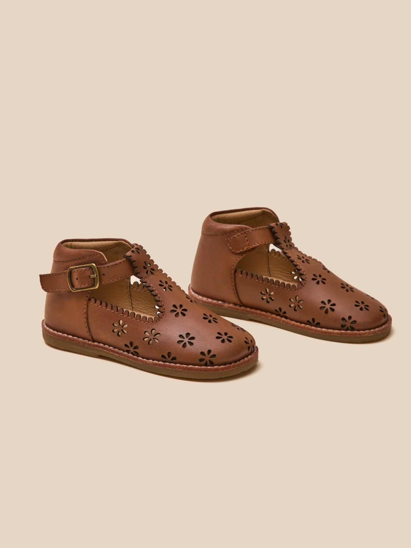 Baby-Salomés aus Leder mit Lochmuster