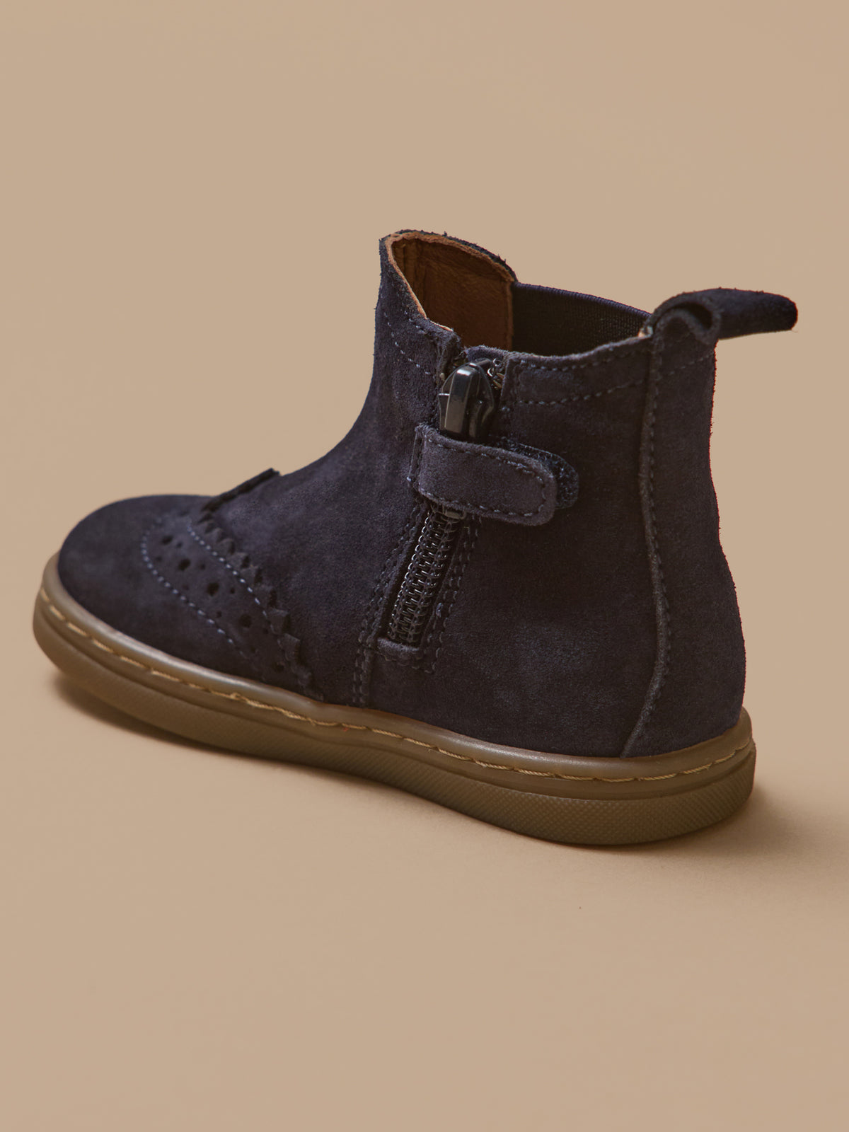 Babyschuhe, Chelsea-Boots aus Leder mit floraler Lochung an der Spitze