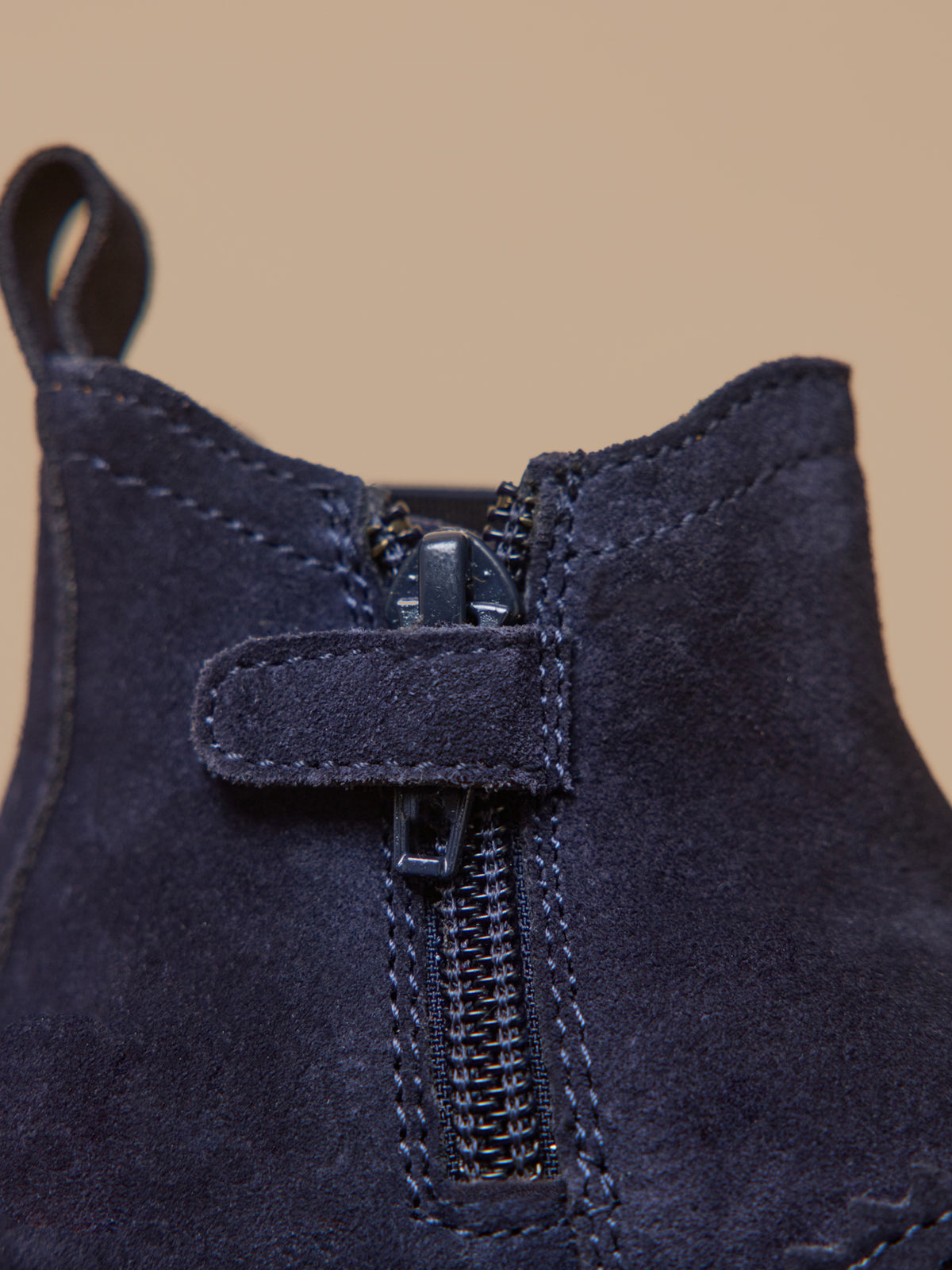 Babyschuhe, Chelsea-Boots aus Leder mit floraler Lochung an der Spitze