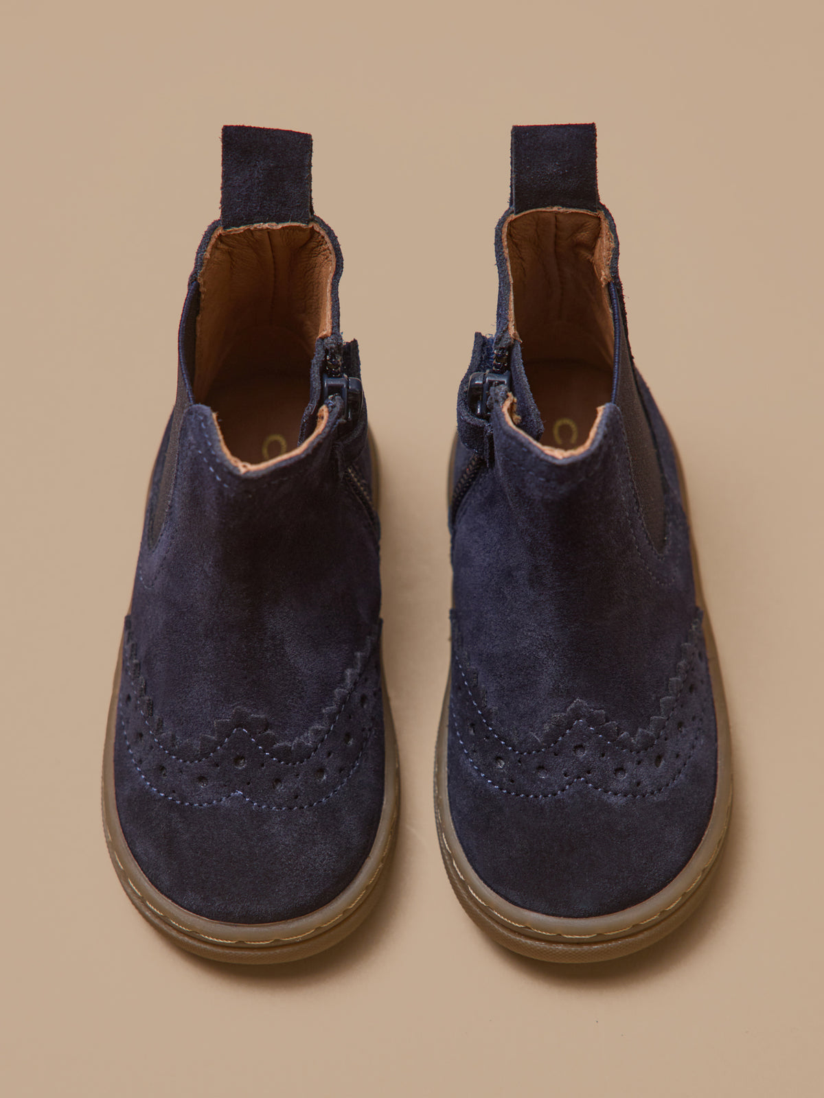 Babyschuhe, Chelsea-Boots aus Leder mit floraler Lochung an der Spitze