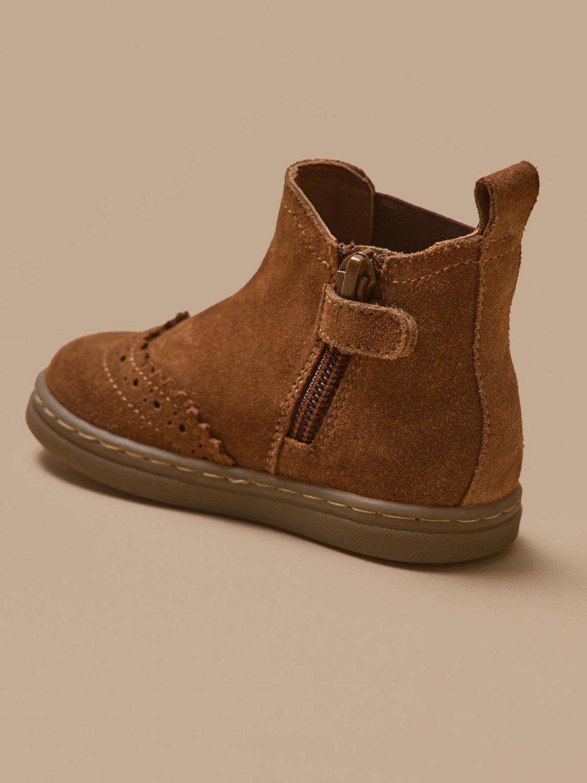 Babyschuhe, Chelsea-Boots aus Leder mit floraler Lochung an der Spitze