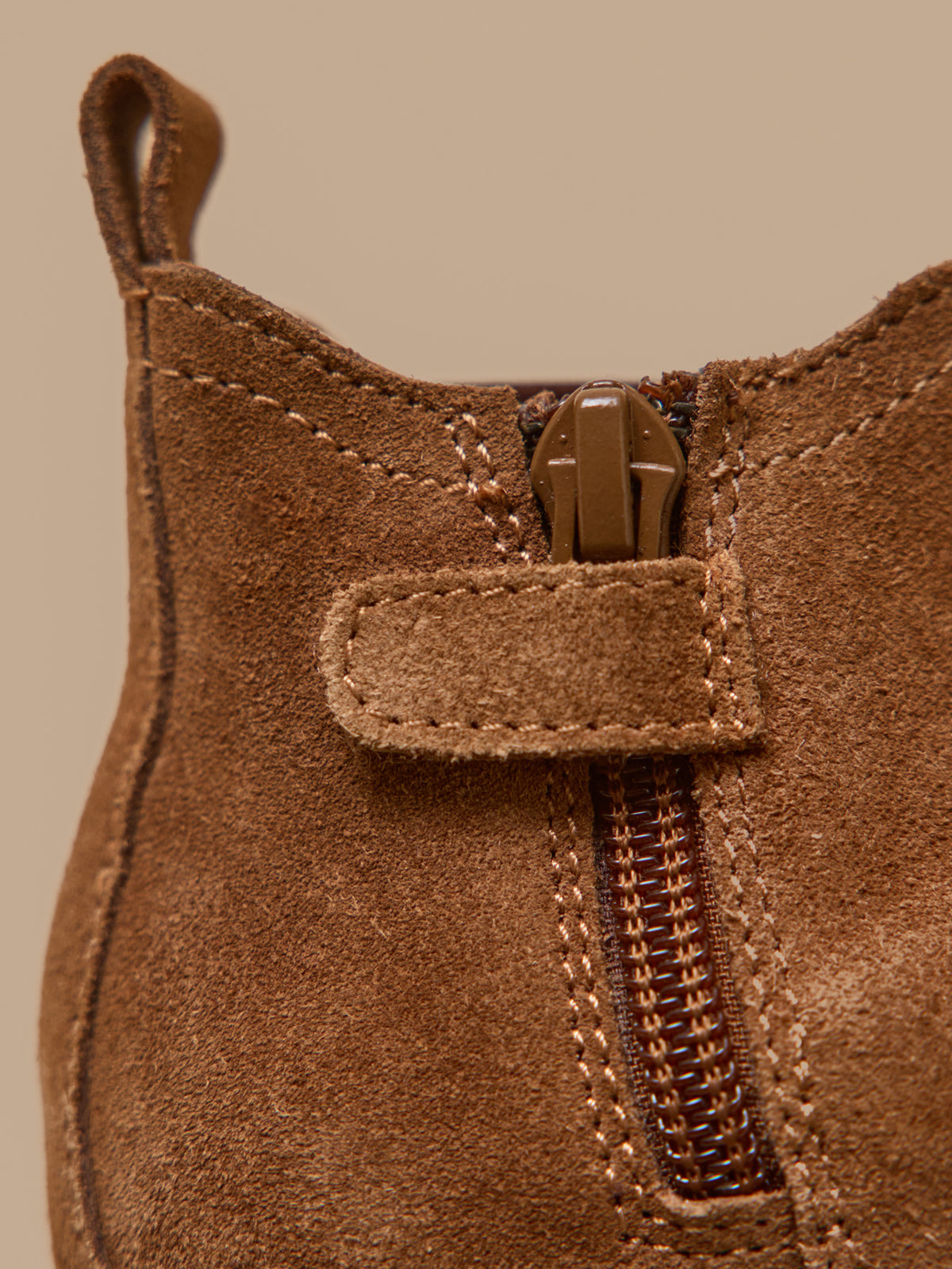 Babyschuhe, Chelsea-Boots aus Leder mit floraler Lochung an der Spitze