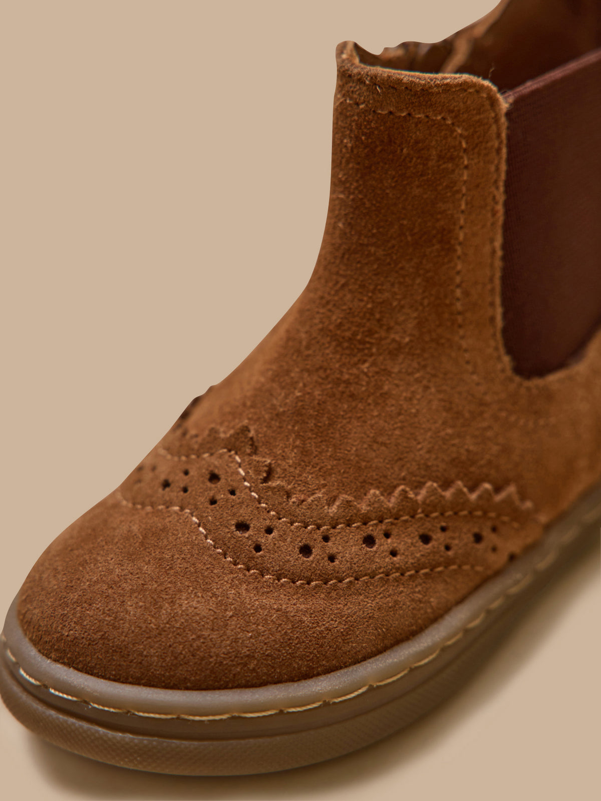 Babyschuhe, Chelsea-Boots aus Leder mit floraler Lochung an der Spitze