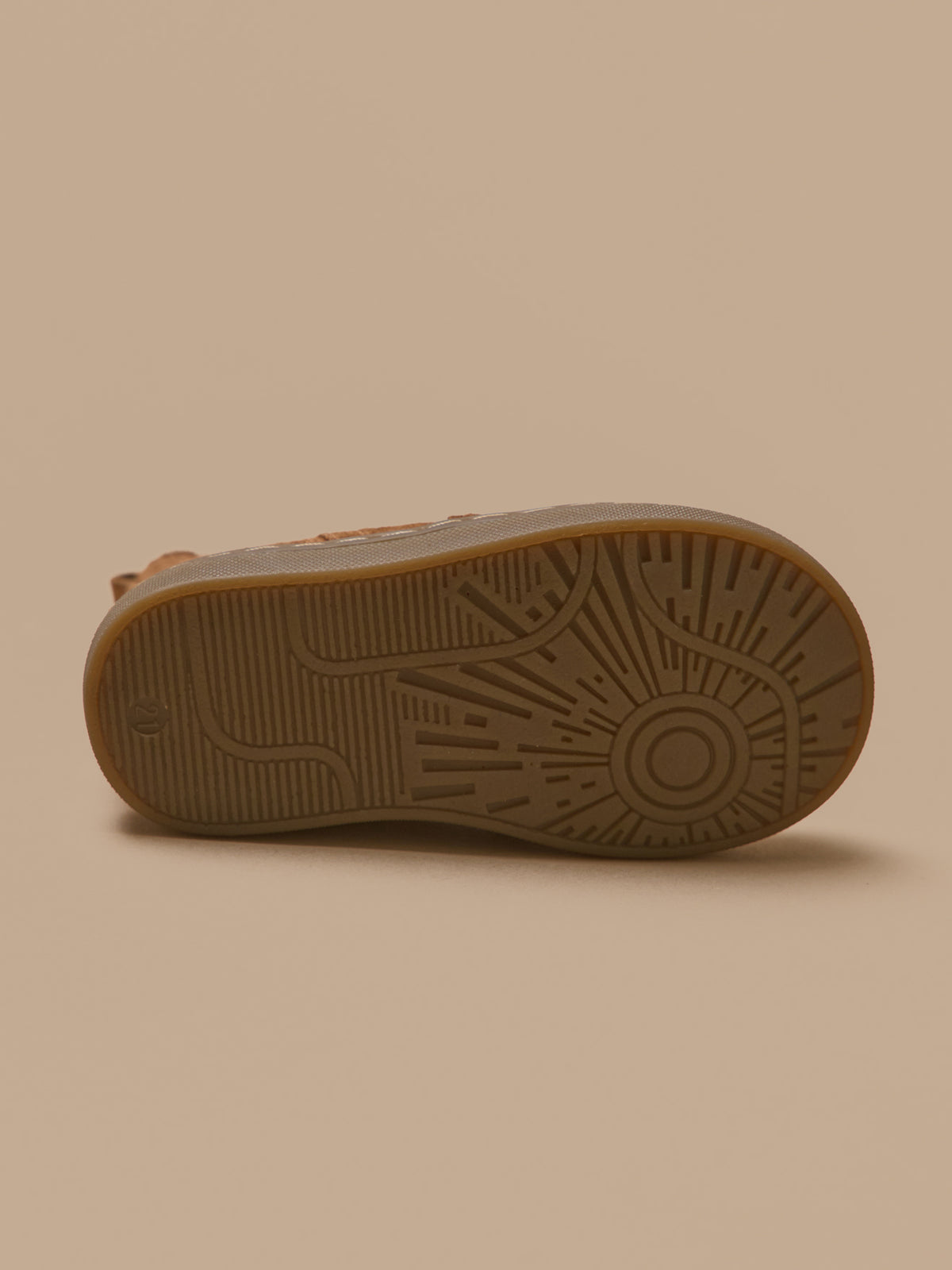 Babyschuhe, Chelsea-Boots aus Leder mit floraler Lochung an der Spitze