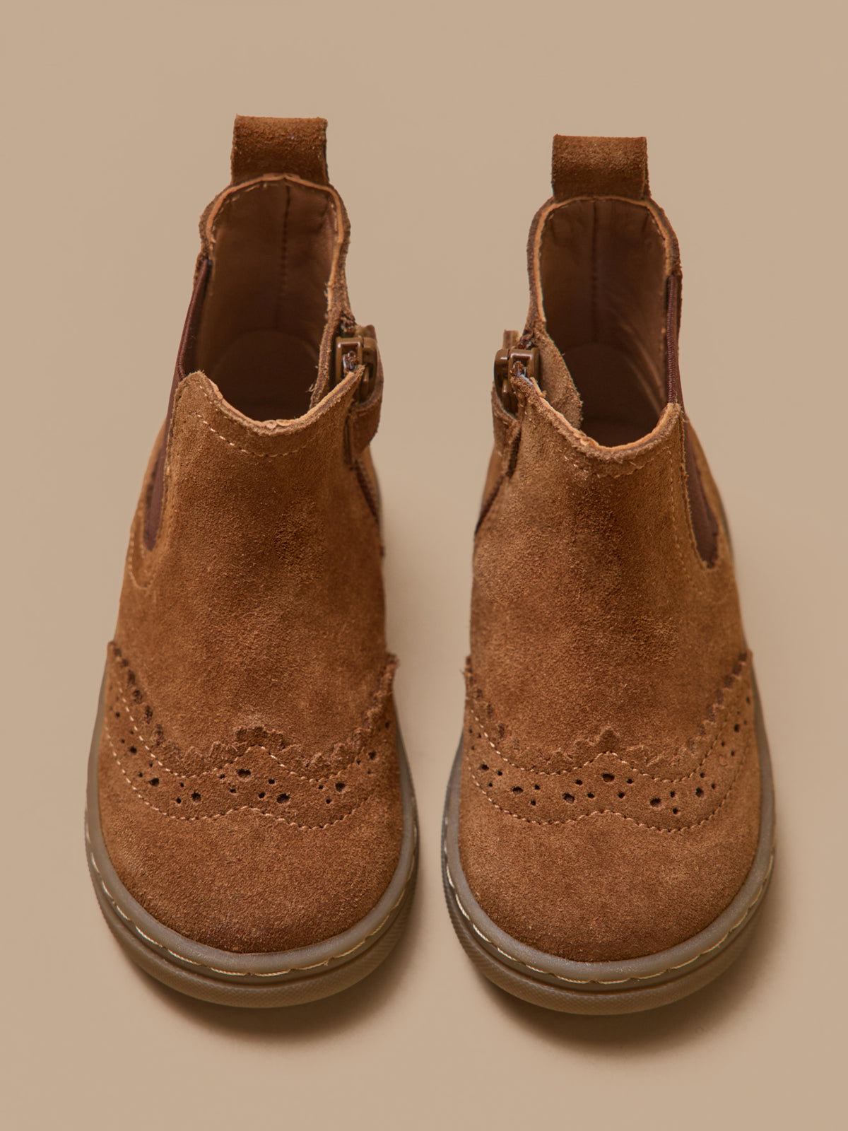 Babyschuhe, Chelsea-Boots aus Leder mit floraler Lochung an der Spitze