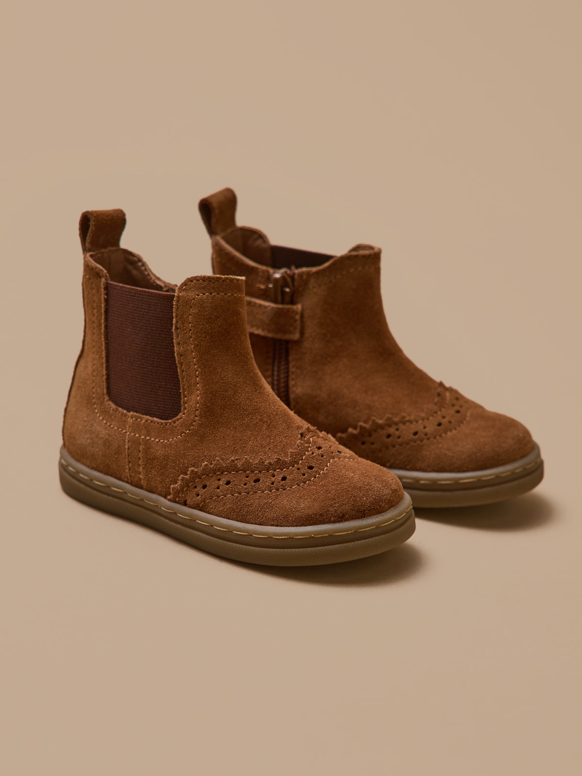 Babyschuhe, Chelsea-Boots aus Leder mit floraler Lochung an der Spitze