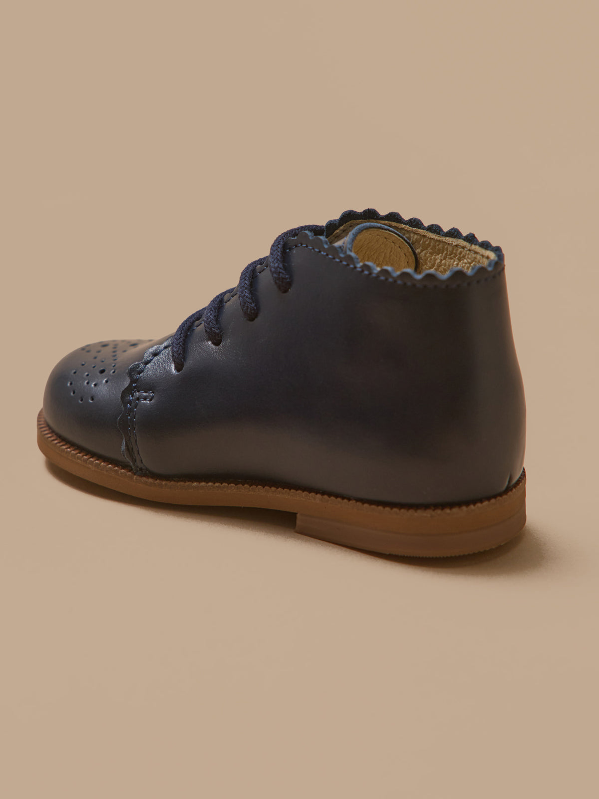 Baby-Stiefeletten aus Leder mit floraler Lochung an der Spitze