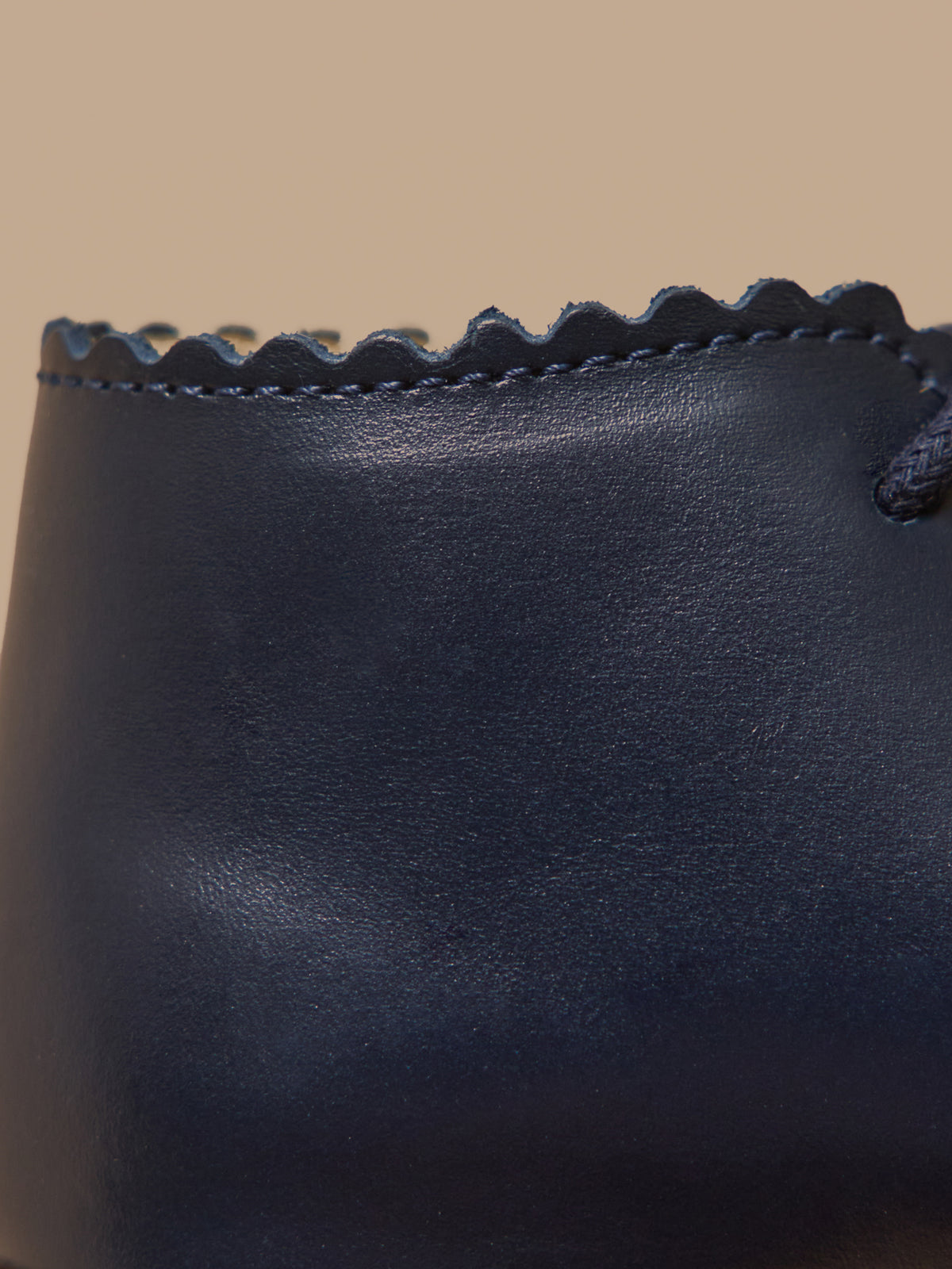 Baby-Stiefeletten aus Leder mit floraler Lochung an der Spitze