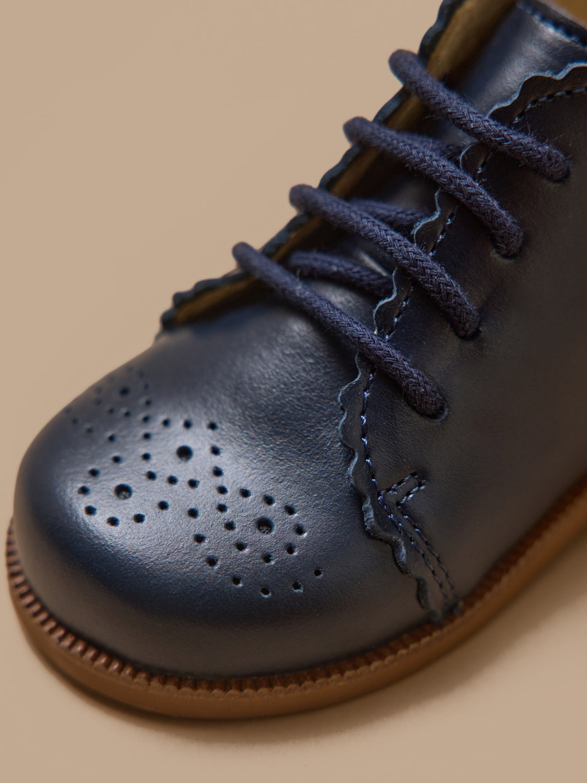 Baby-Stiefeletten aus Leder mit floraler Lochung an der Spitze