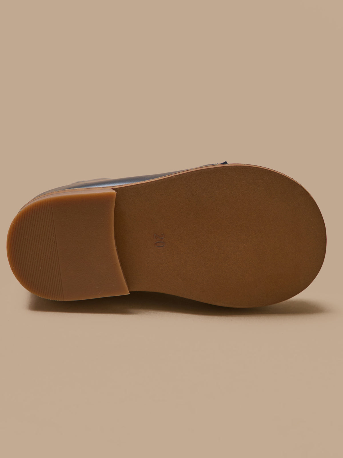 Baby-Stiefeletten aus Leder mit floraler Lochung an der Spitze