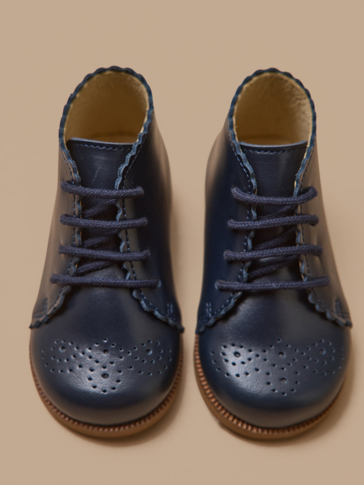 Baby-Stiefeletten aus Leder mit floraler Lochung an der Spitze