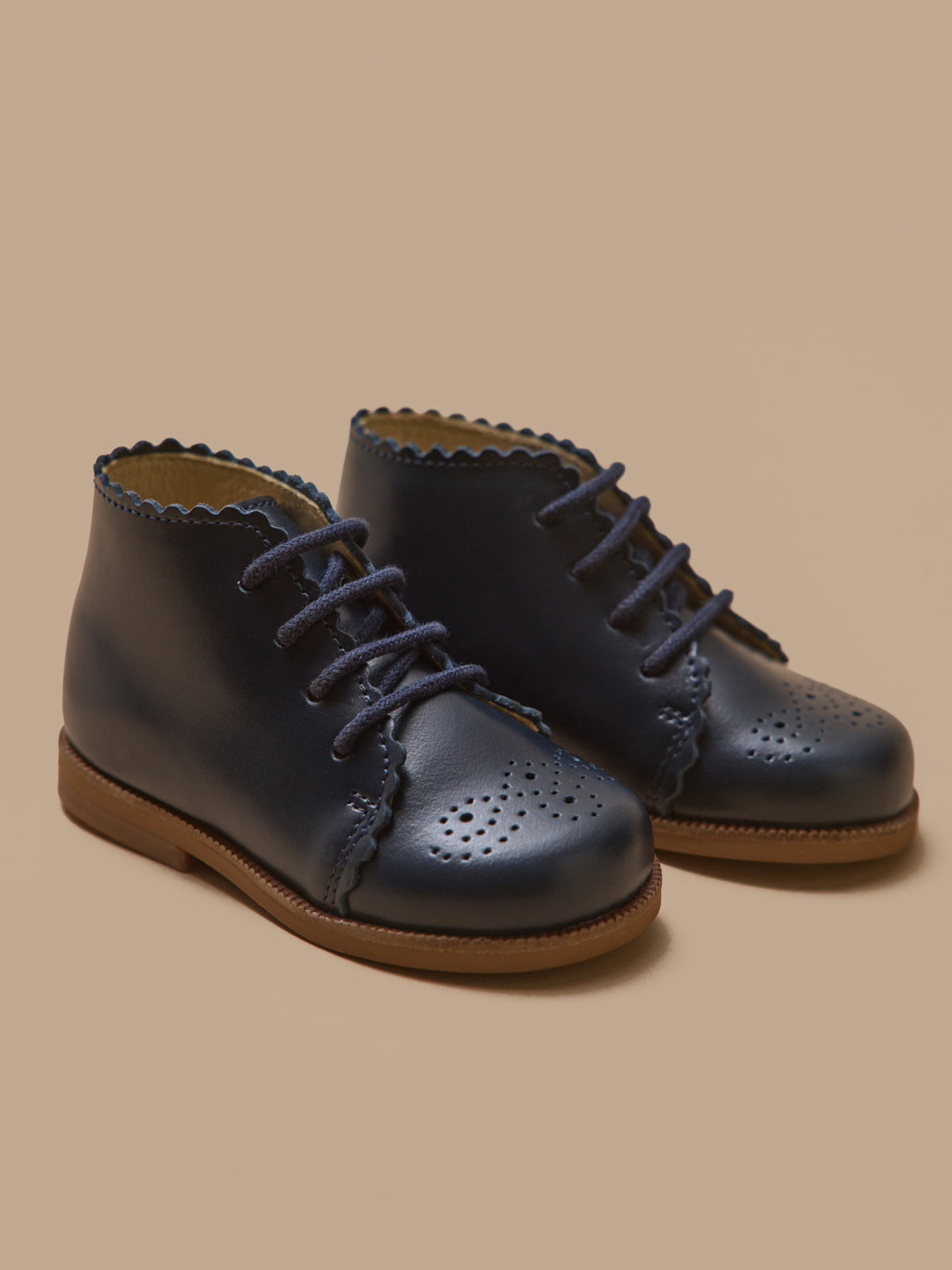 Baby-Stiefeletten aus Leder mit floraler Lochung an der Spitze